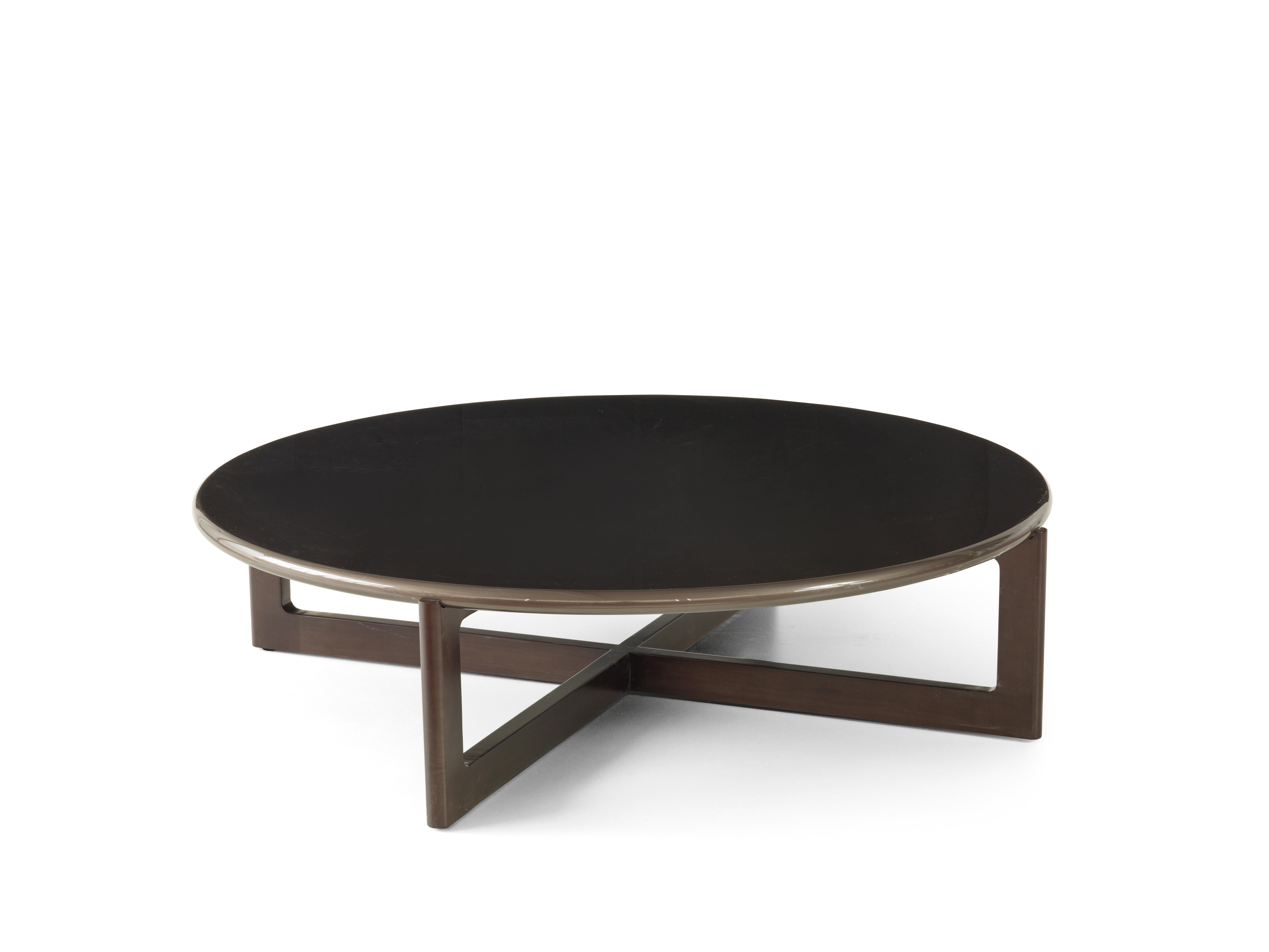 Table basse Ronin par Redeco
Dimensions : L 123 x P 123 x H 30 cm
Matériaux : Structure en bois massif. Disponible avec un plateau en marbre ou laqué. Base en bois de hêtre foncé finition mate. Plateau en finition Biotite laqué polyester croisé