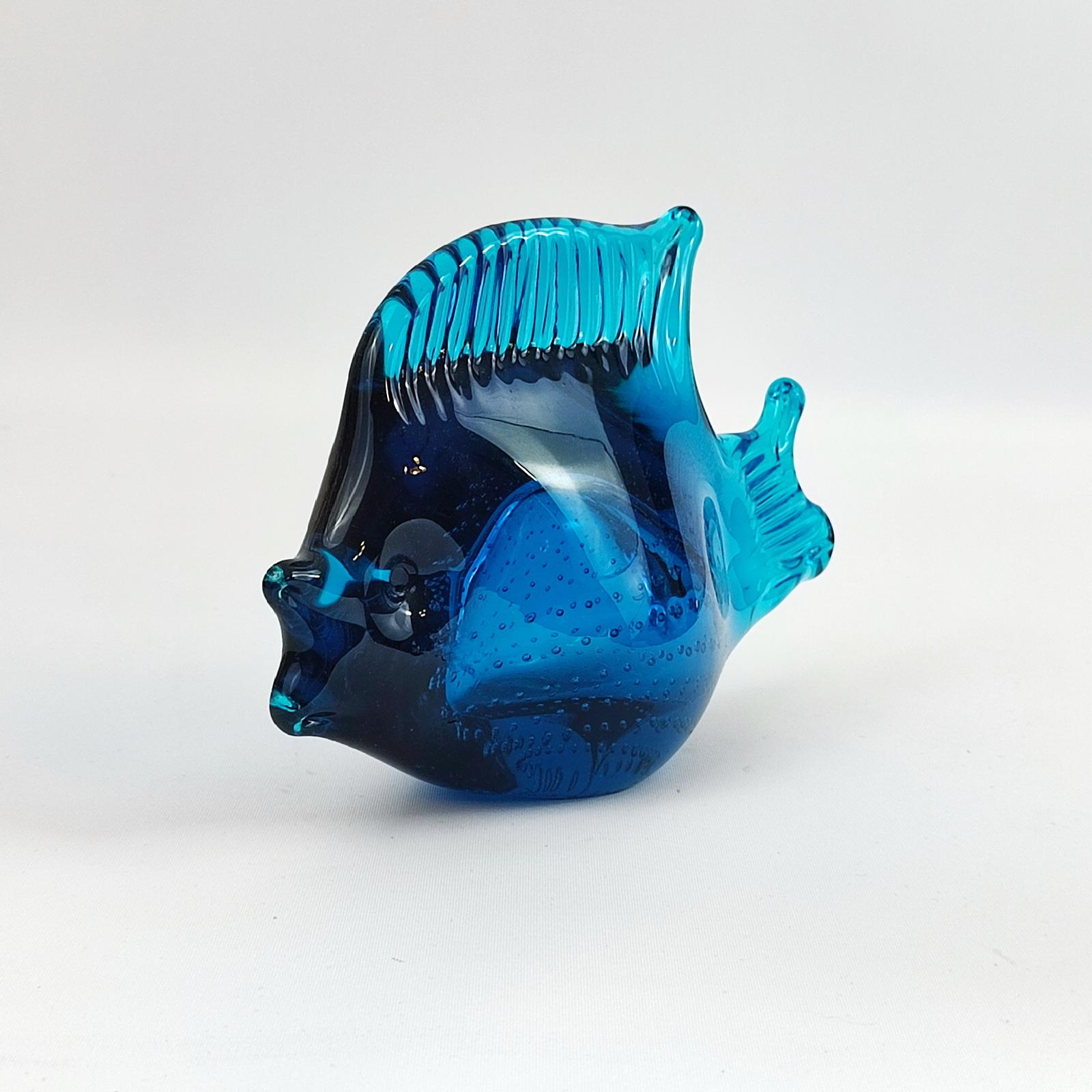 Fine XX secolo Ronneby, Svezia, Pesce di vetro blu, Vetro artistico, anni '70 in vendita
