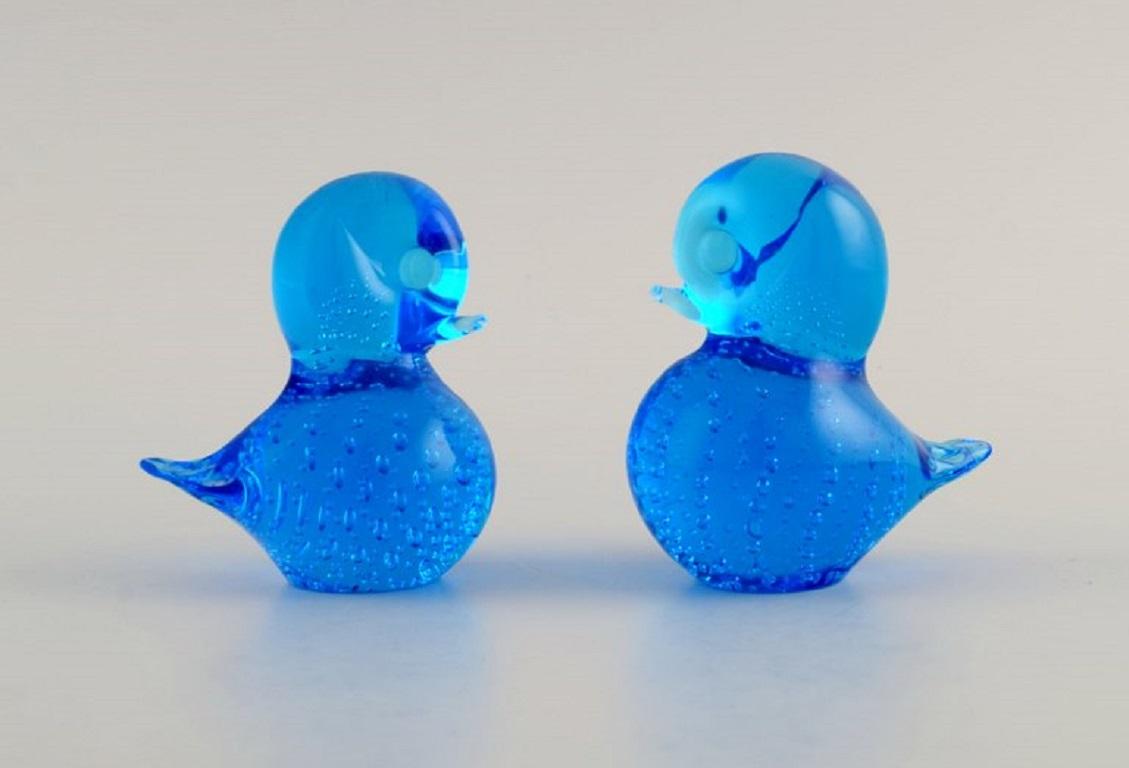 Ronneby, Suède. Cinq oiseaux en verre d'art soufflé à la bouche bleu. 1970s.
Les plus grandes mesures : 16 x 12 cm.
En parfait état.
Autocollant.