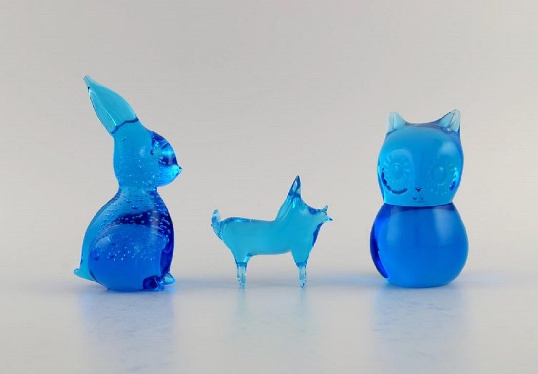 Ronneby, Suède. Trois personnages en verre d'art soufflé à la bouche de couleur bleue. Hibou, lapin et cochon. 1970s.
Le lapin mesure : 14 x 7 cm.
En parfait état.