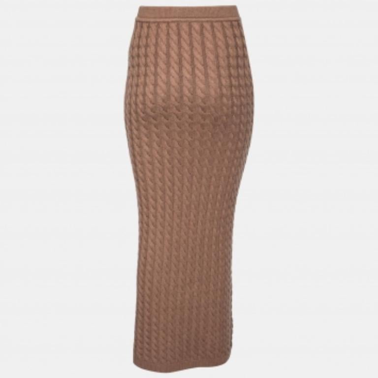 Cette jolie jupe midi marron de Ronny Kobo est joliment cousue en laine dans un motif tricoté en câble. Cette pièce confortable affiche une silhouette flatteuse. Associez-le à un top et à des talons pour un look chic.