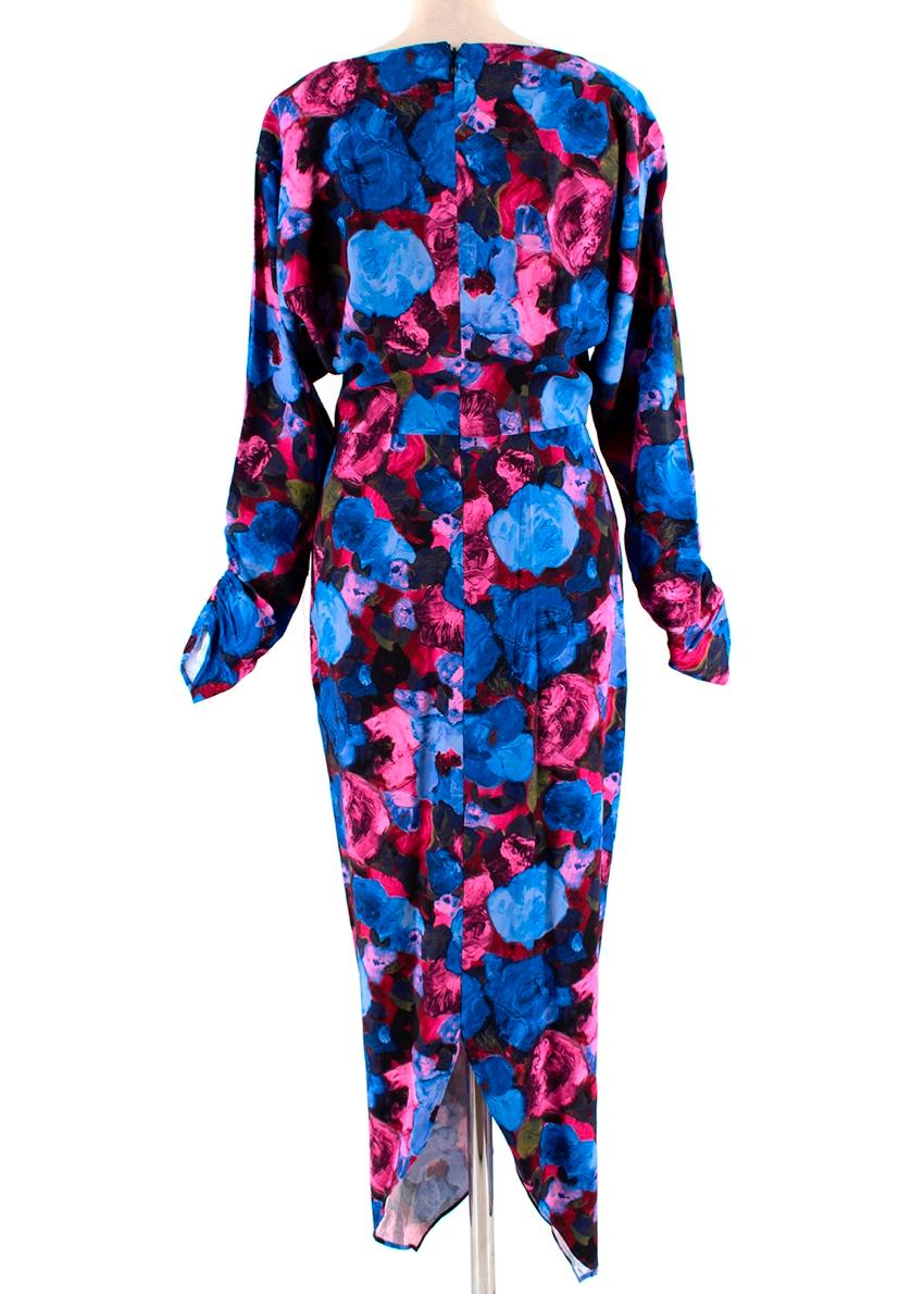 Ronny Kobo Emilia Floral Print Midi Dress

- Bodycon Kleid 
- Lange Ärmel  
- Rundhalsausschnitt 
- Floral gemustert 
- Rückenreißverschluss 
Die Maße sind flach liegend:: Naht an Naht. 

Länge ca. 130 Cm Brustumfang 40 Cm