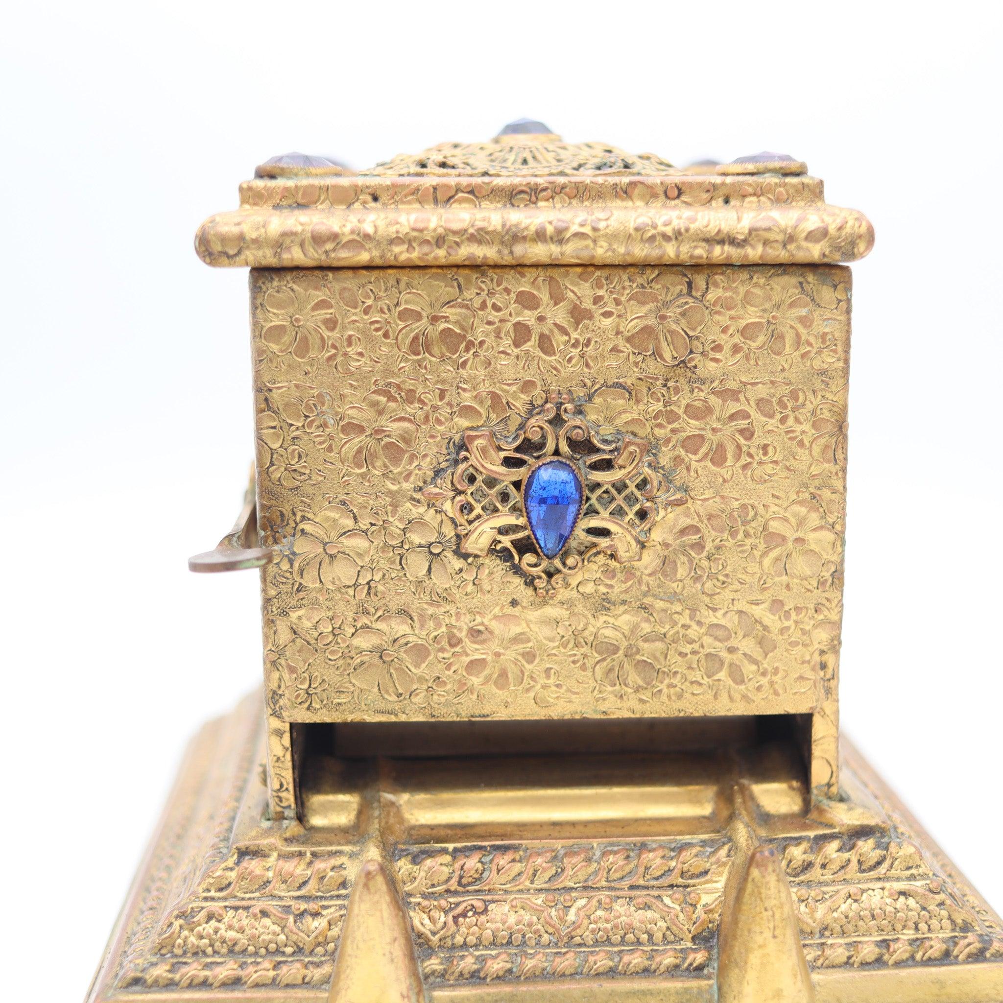 Distributore meccanico di sigarette da tavolo progettato da Ronson.

Si tratta di un bellissimo e rarissimo dispenser di sigarette da tavolo, creato nel New Jersey degli Stati Uniti da The Ronson Lighter Co. durante il periodo art déco, nel 1925.