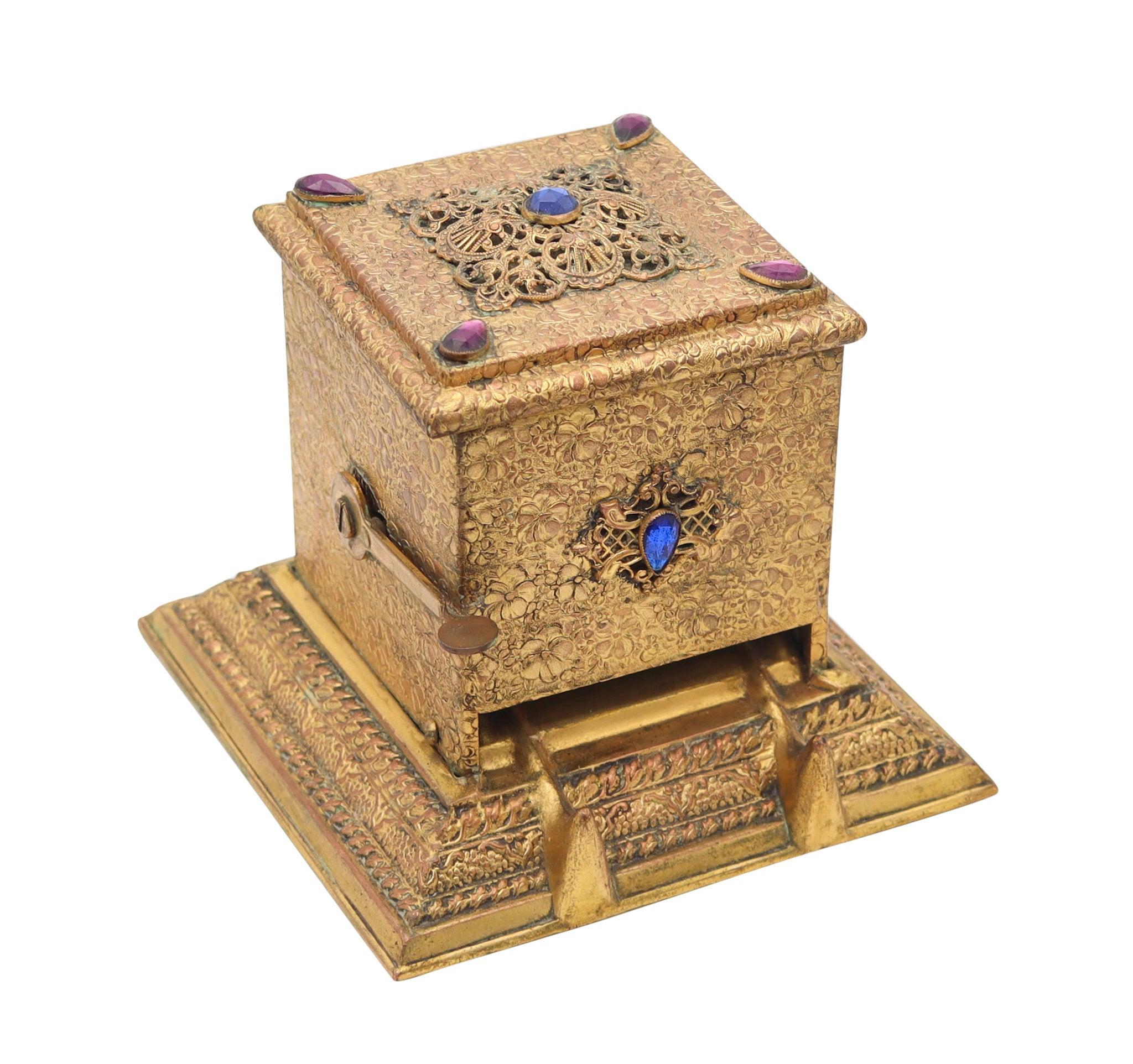 RONSON 1925 Art & Craft Mechanical Desk Cigarettes Dispenser In Filigree Gilt