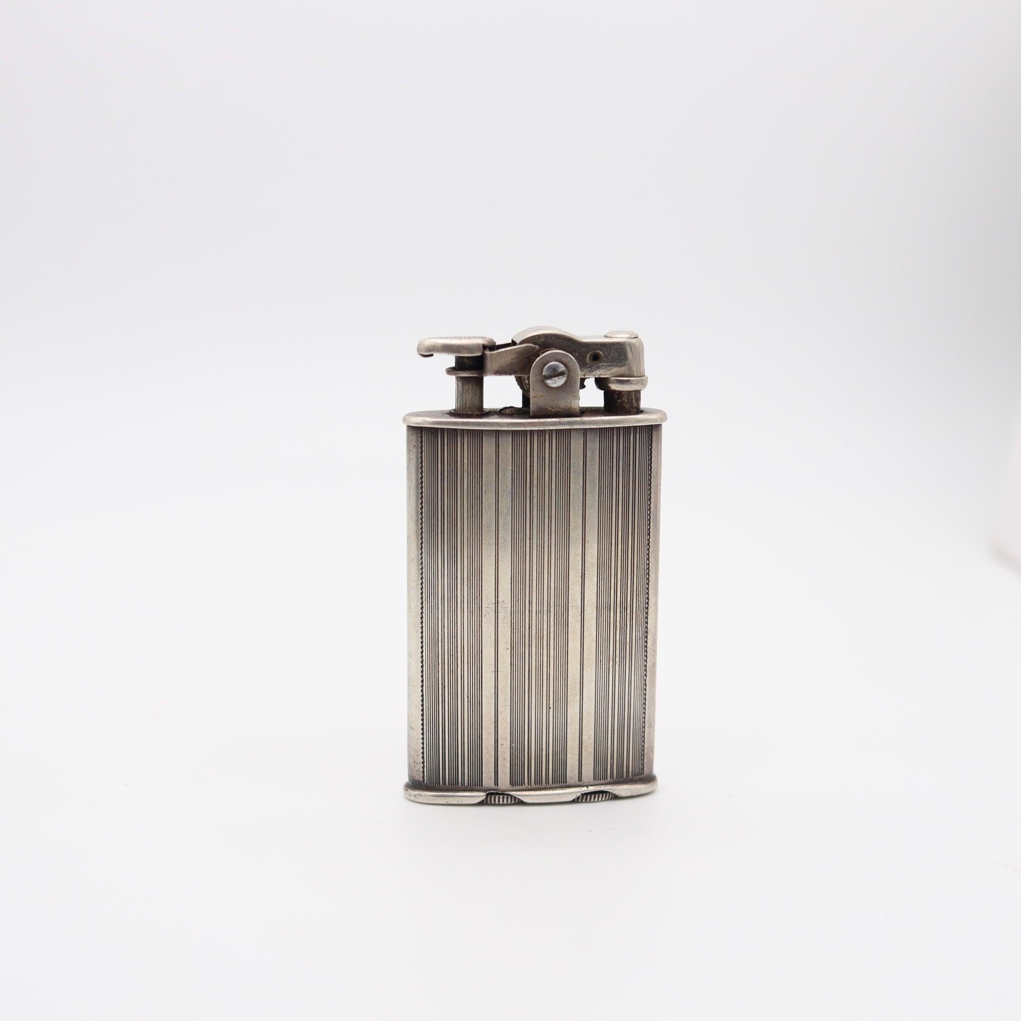 Briquet à essence sport junior conçu par Ronson.

Il s'agit d'un très rare briquet de poche à essence ancien créé dans le New Jersey aux Etats-Unis par The Ronson Art Metal Work Co. pendant la période art déco, en 1928. Il s'agit du briquet de poche