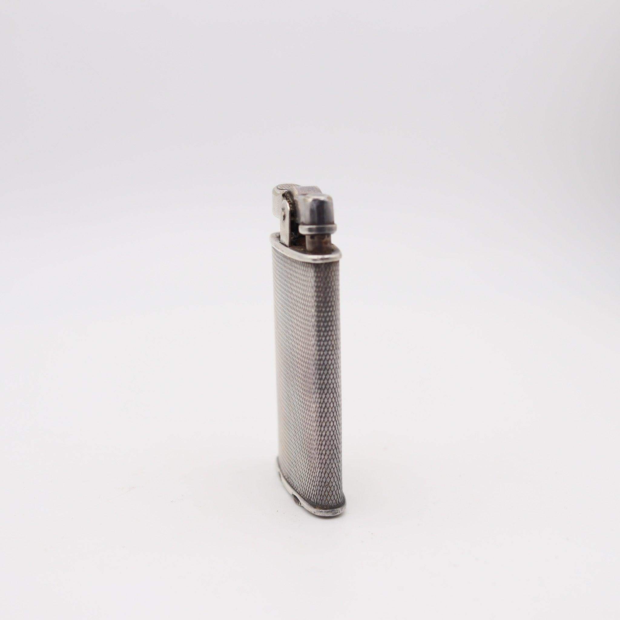 Accendino a benzina sportivo junior progettato da Ronson.

Si tratta di un rarissimo accendino tascabile a scoppio creato in New Jersey negli Stati Uniti da Ronson Art Metal Works Co. durante il periodo dell'Art Déco, negli anni 1928-1932. Questo è