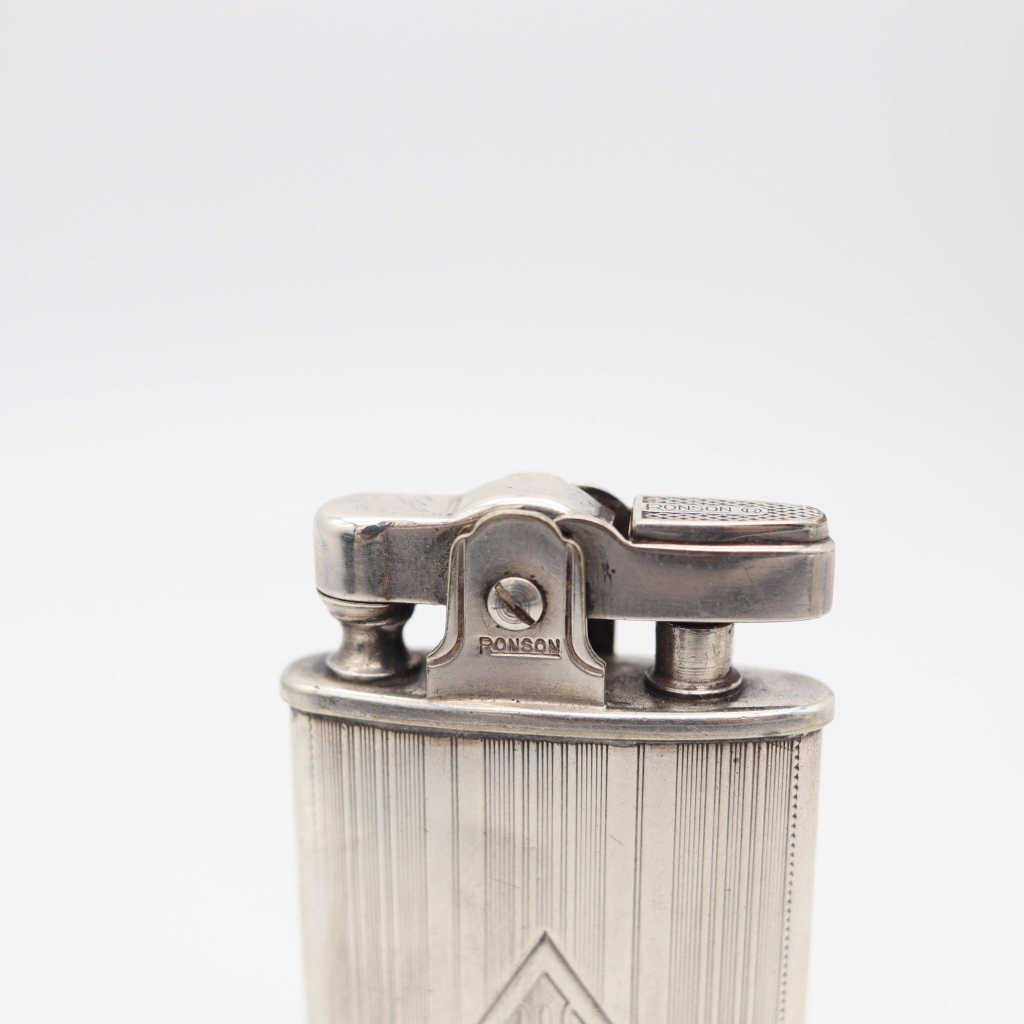 Briquet à essence sport junior conçu par Ronson.

Il s'agit d'un très rare briquet à essence de poche ancien, créé dans le New Jersey, aux Etats-Unis, par The Ronson Art Metal Work Co. pendant la période art déco, dans les années 1928-1932. Il