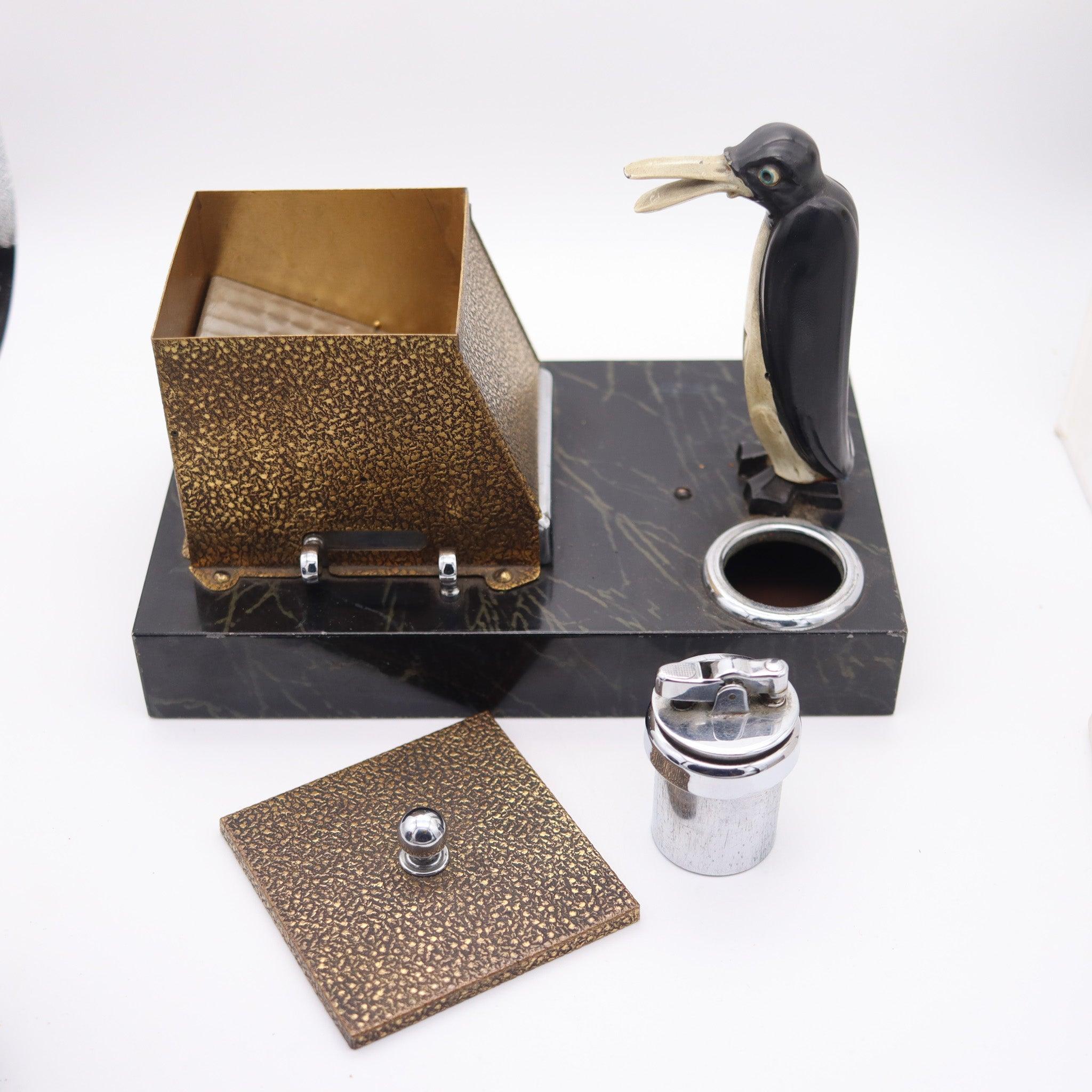 Boîte distributrice mécanique Art déco en forme de pingouin magique, conçue par Ronson.

Une belle, extrêmement rare et très décorative boîte de bureau à distributeur mécanique, créée dans la ville de Newark, New Jersey aux États-Unis par The Ronson