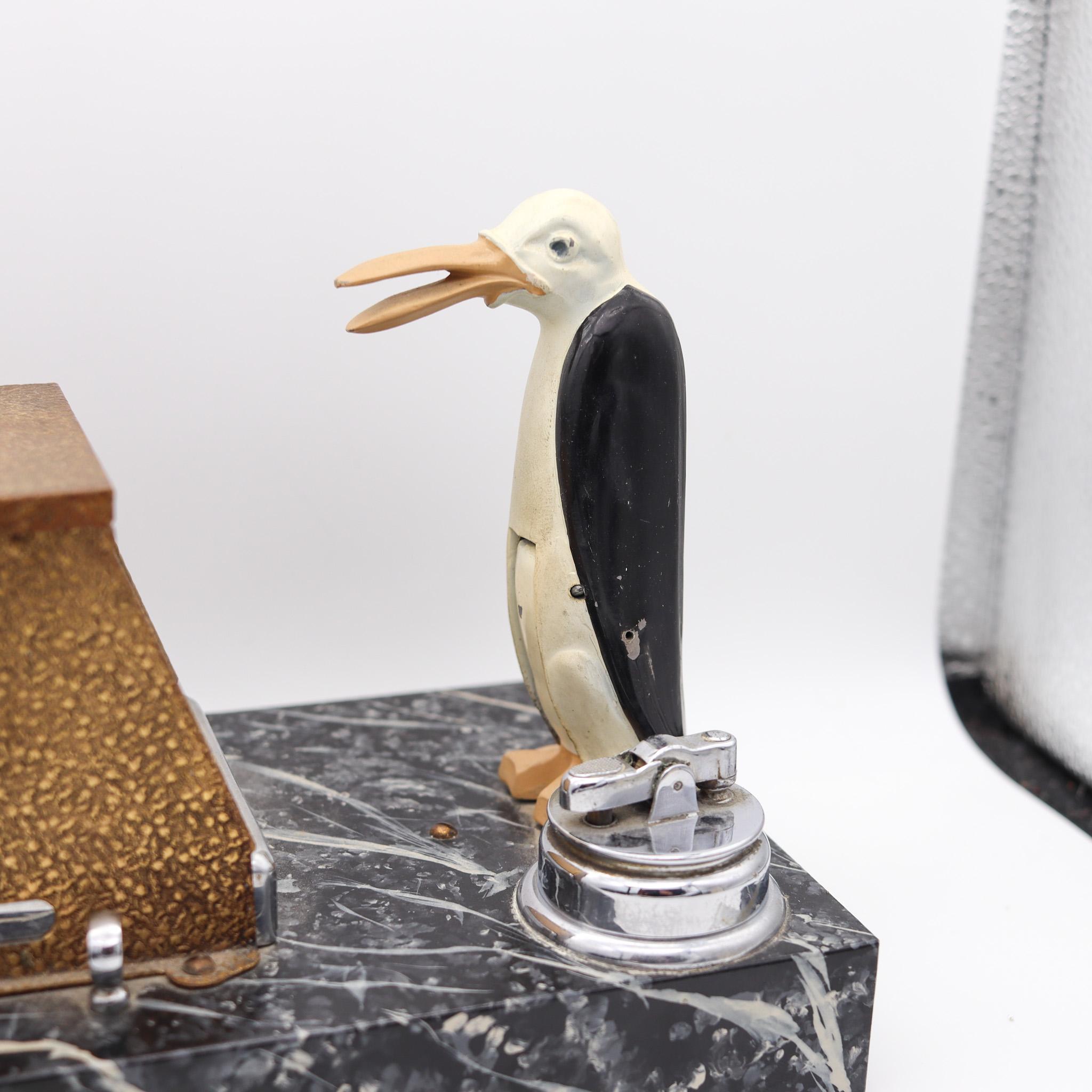 Ronson 1930 Pik A Cig Magic Penguin Lighter Zigarettenbecher-Schreibtischschachtel mit Schreibtischschachtel (Art déco) im Angebot