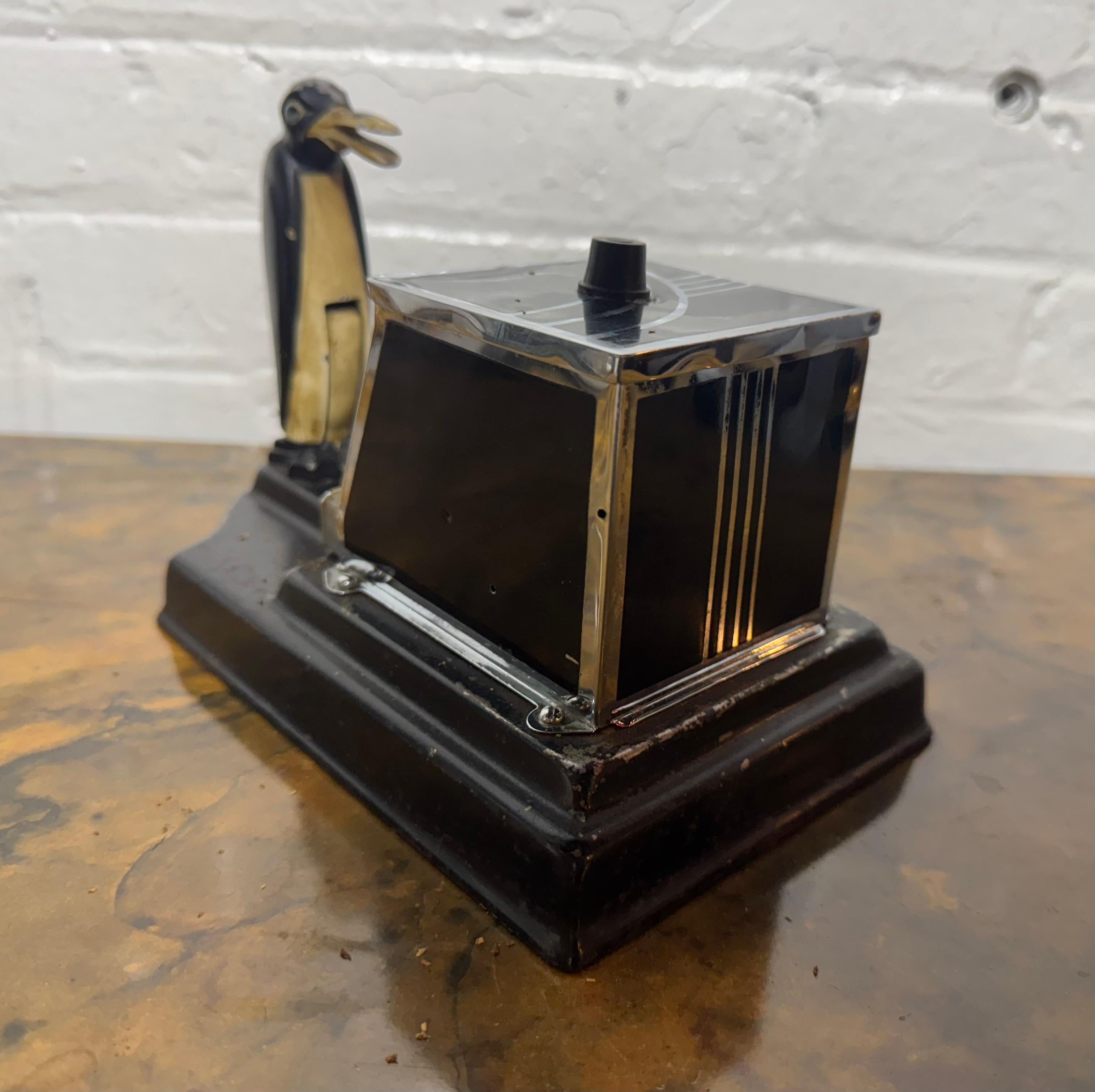Laqué RONSON 1930 Pik A Cig Magic Penguin Lighter Cigarette Dispenser Desk Box en vente