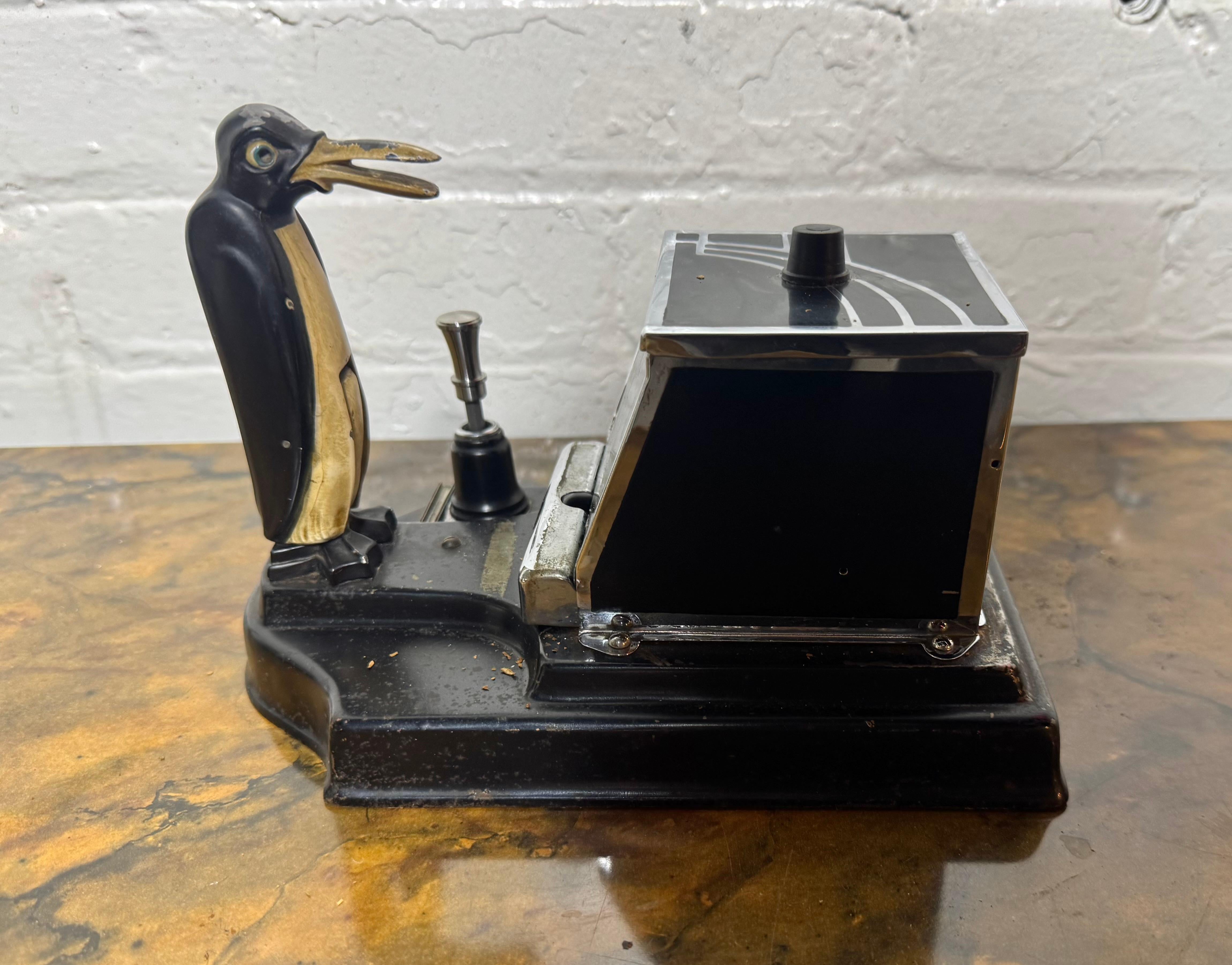 RONSON 1930 Pik A Cig Magic Penguin Lighter Cigarette Dispenser Desk Box Bon état - En vente à Buffalo, NY