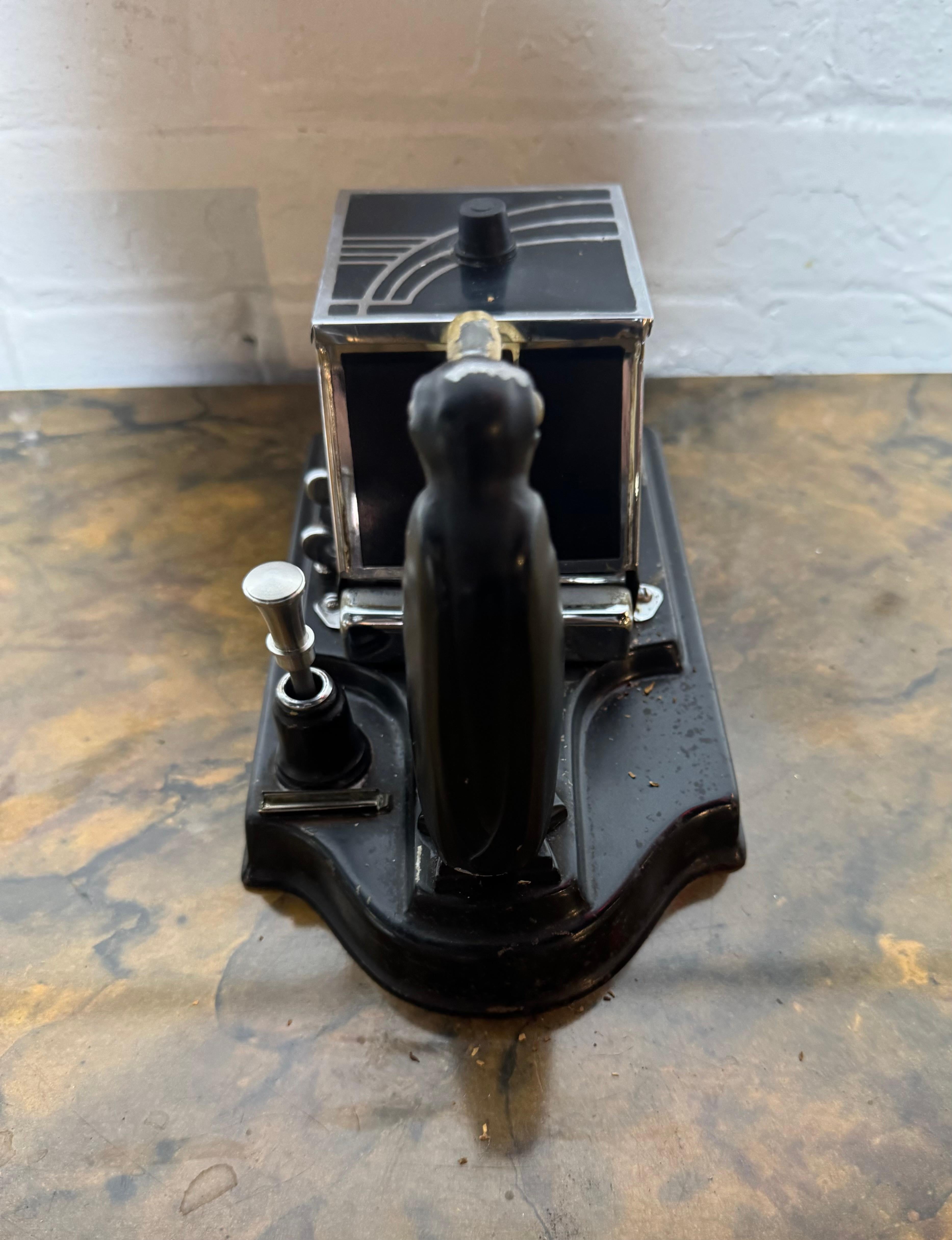 Milieu du XXe siècle RONSON 1930 Pik A Cig Magic Penguin Lighter Cigarette Dispenser Desk Box en vente