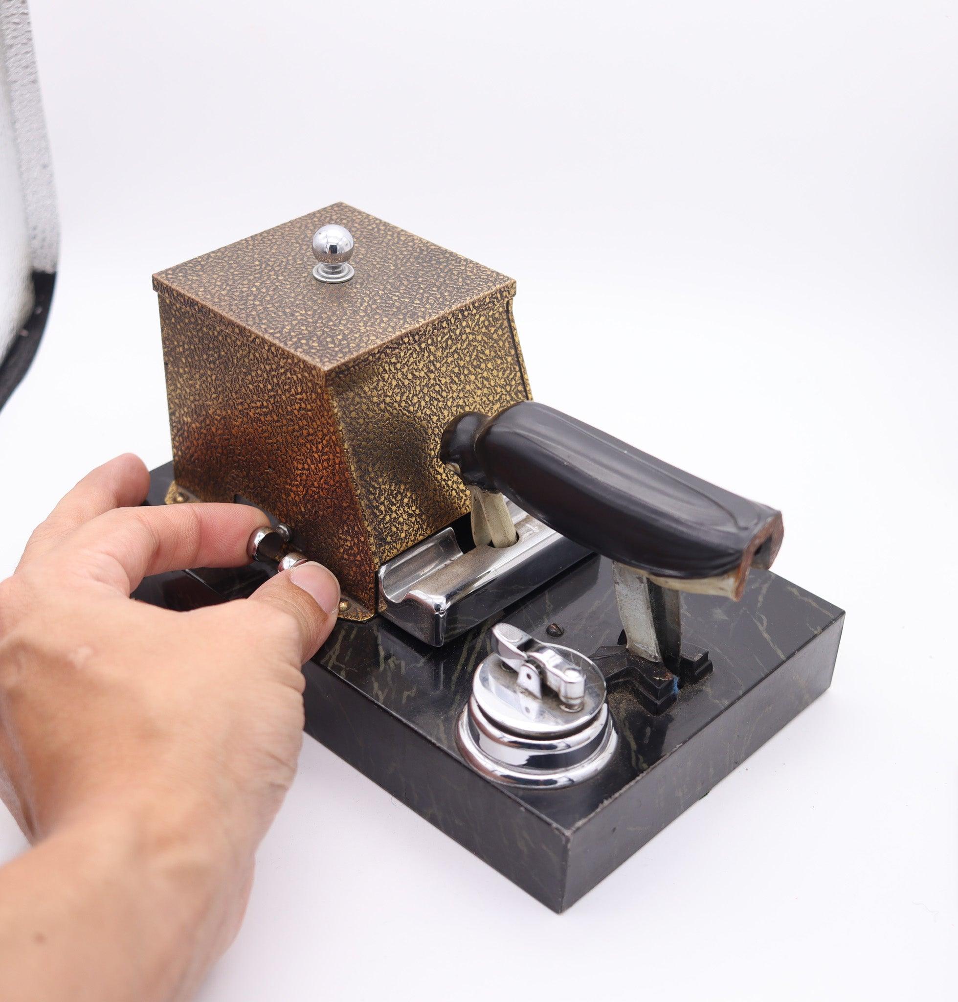 Milieu du XXe siècle RONSON 1930 Pik A Cig Magic Penguin Lighter Cigarette Dispenser Desk Box en vente