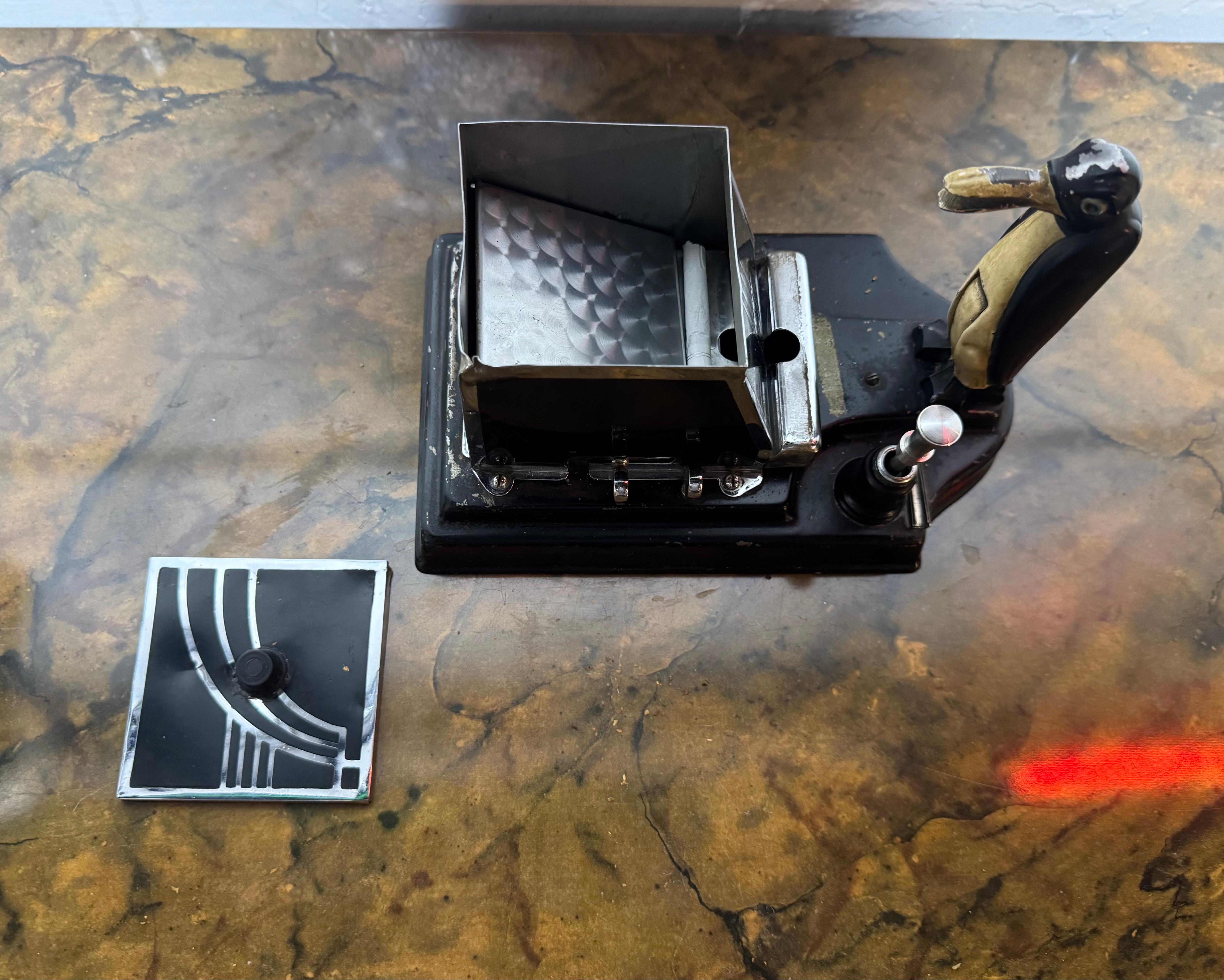 Métal RONSON 1930 Pik A Cig Magic Penguin Lighter Cigarette Dispenser Desk Box en vente