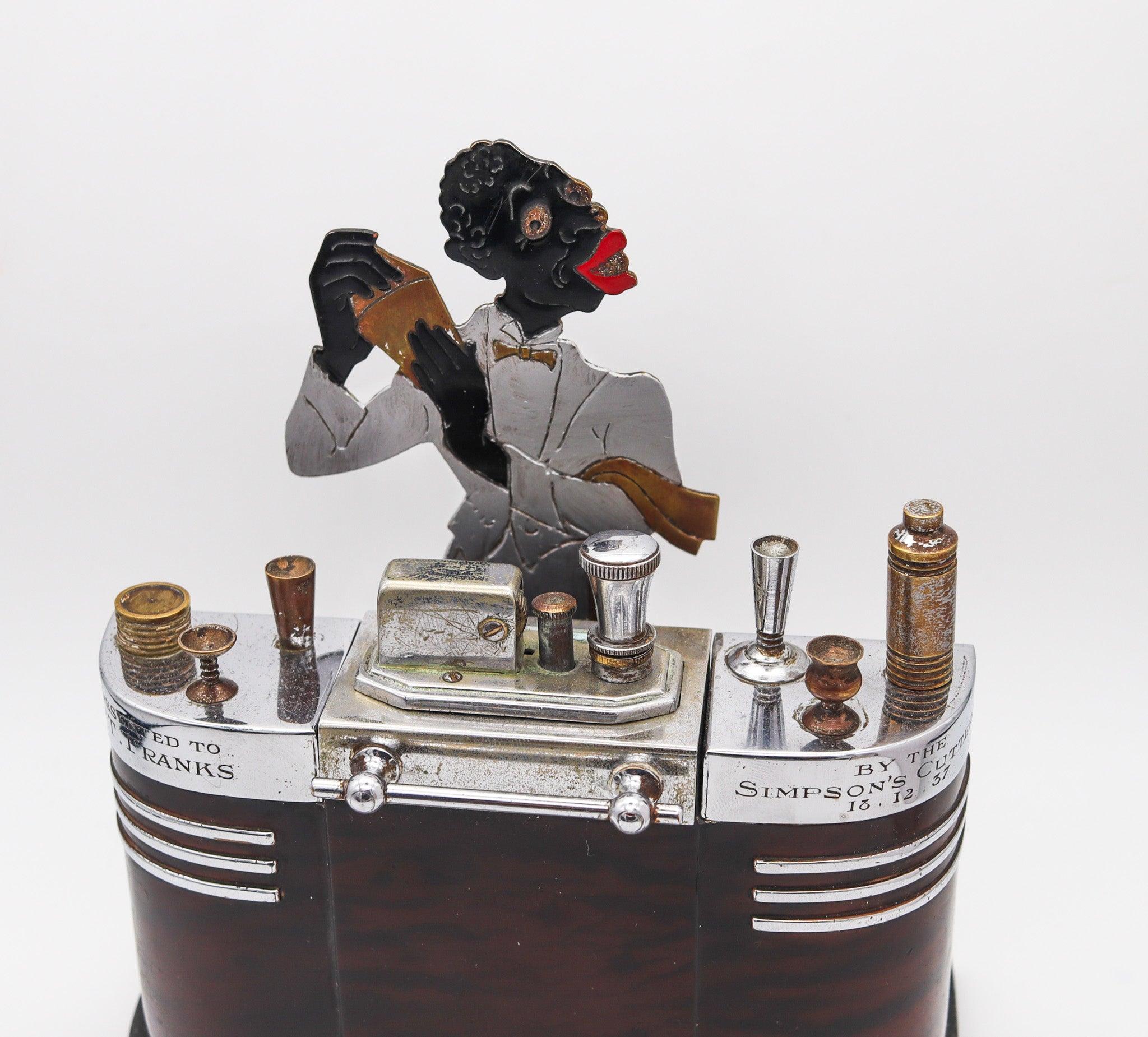 Scatola dispenser per barman con accendino disegnata da Ronson.

Un pezzo da scrivania eccezionale e molto bello, creato in New Jersey negli Stati Uniti da The Ronson Lighter Co. durante il periodo art deco, nel 1935. Si tratta di una rarissima