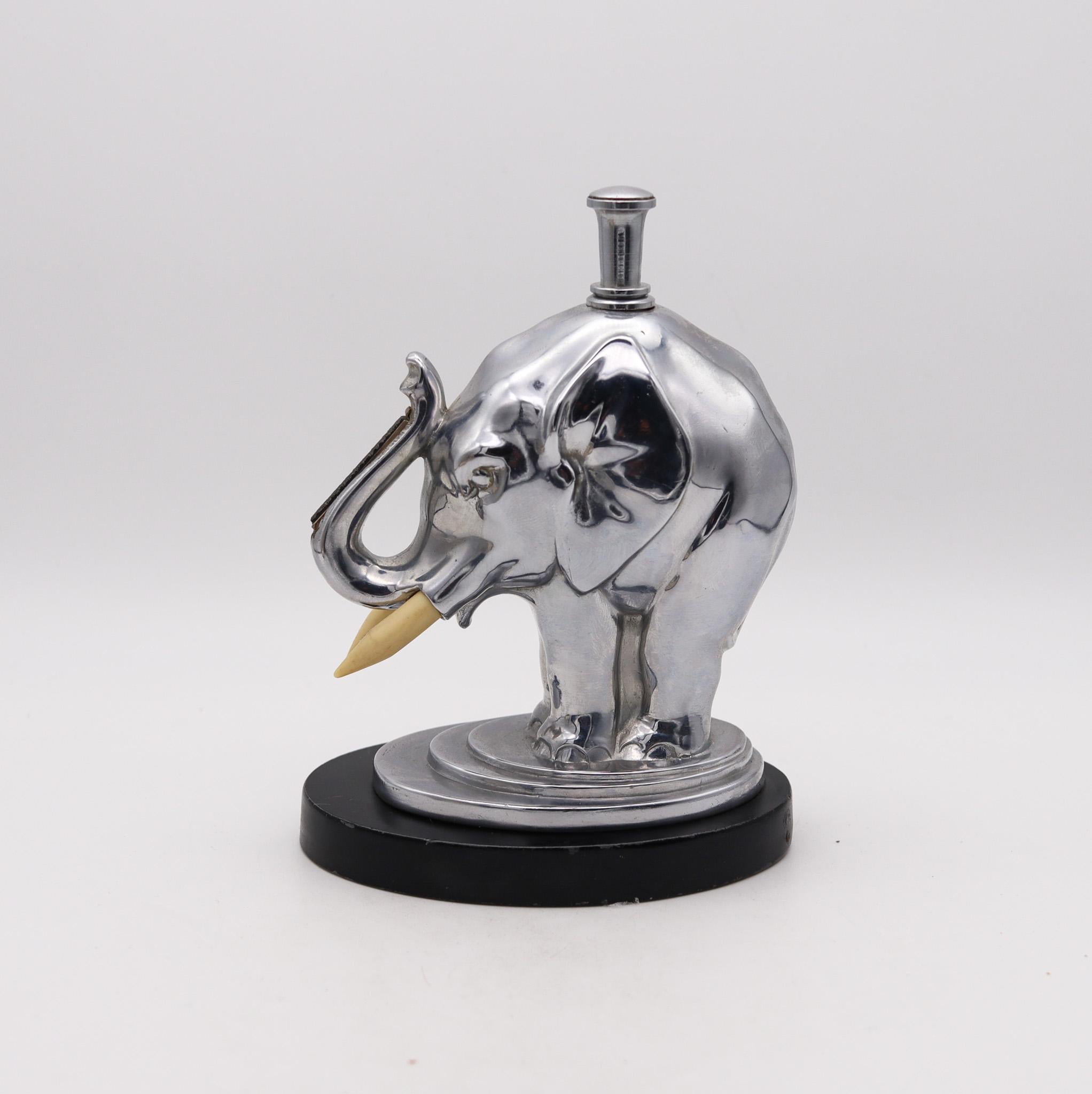 Desk Elephant Striker Feuerzeug entworfen von Ronson.

Die von Ronson hergestellten Striker-Feuerzeuge sind unter Sammlern berühmt. Diese extrem seltene Schreibtisch Striker Feuerzeug wurde in New Jersey Vereinigten Staaten von The Art Metal Works