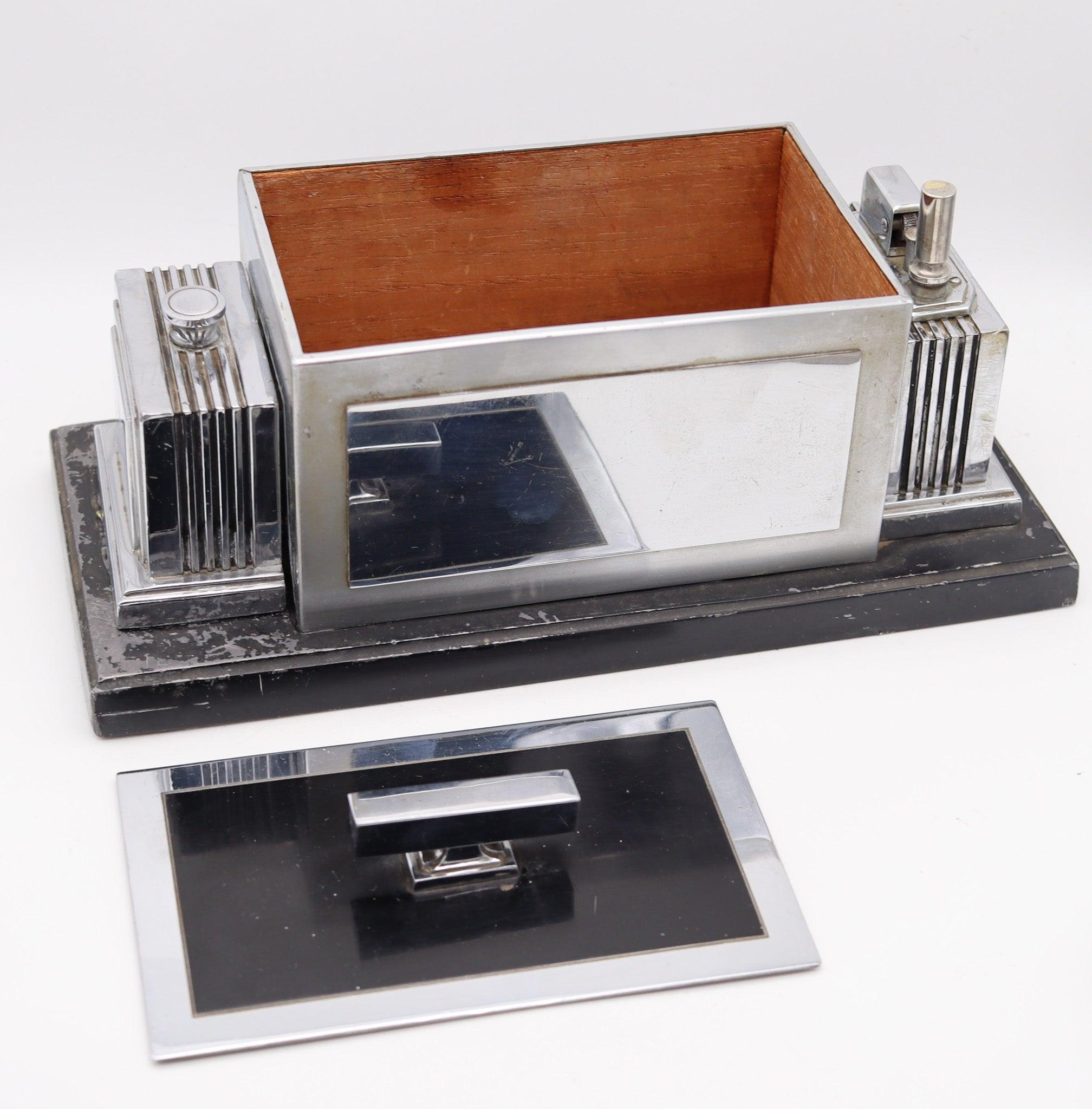 Humidificador combinado Ronson Art Decó y encendedor de sobremesa Touch Tip.

Este accesorio Art Decó para fumadores es una combinación de caja humidificadora y encendedor de punta táctil de la Ronson Lighter Co. de los años 30. Tiene un estilo