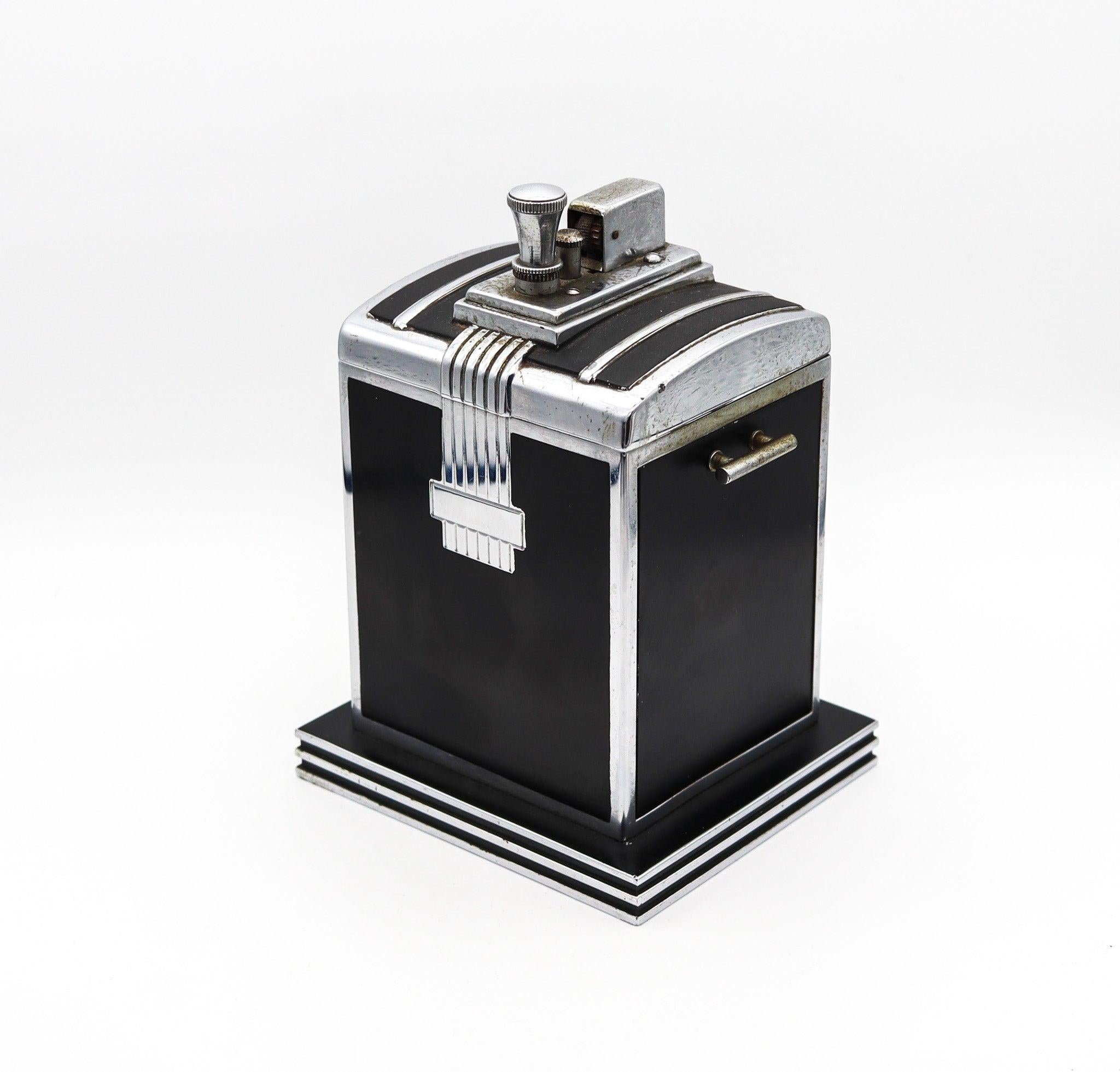 Boîte de bureau de fumeur AT&T avec briquet fabriqué par Ronson.

Cette boîte de bureau pour cigarettes est exceptionnelle et très rare. Elle a été créée dans la ville de Newark, dans le New Jersey, aux États-Unis, par The Ronson Metal Works Co. au