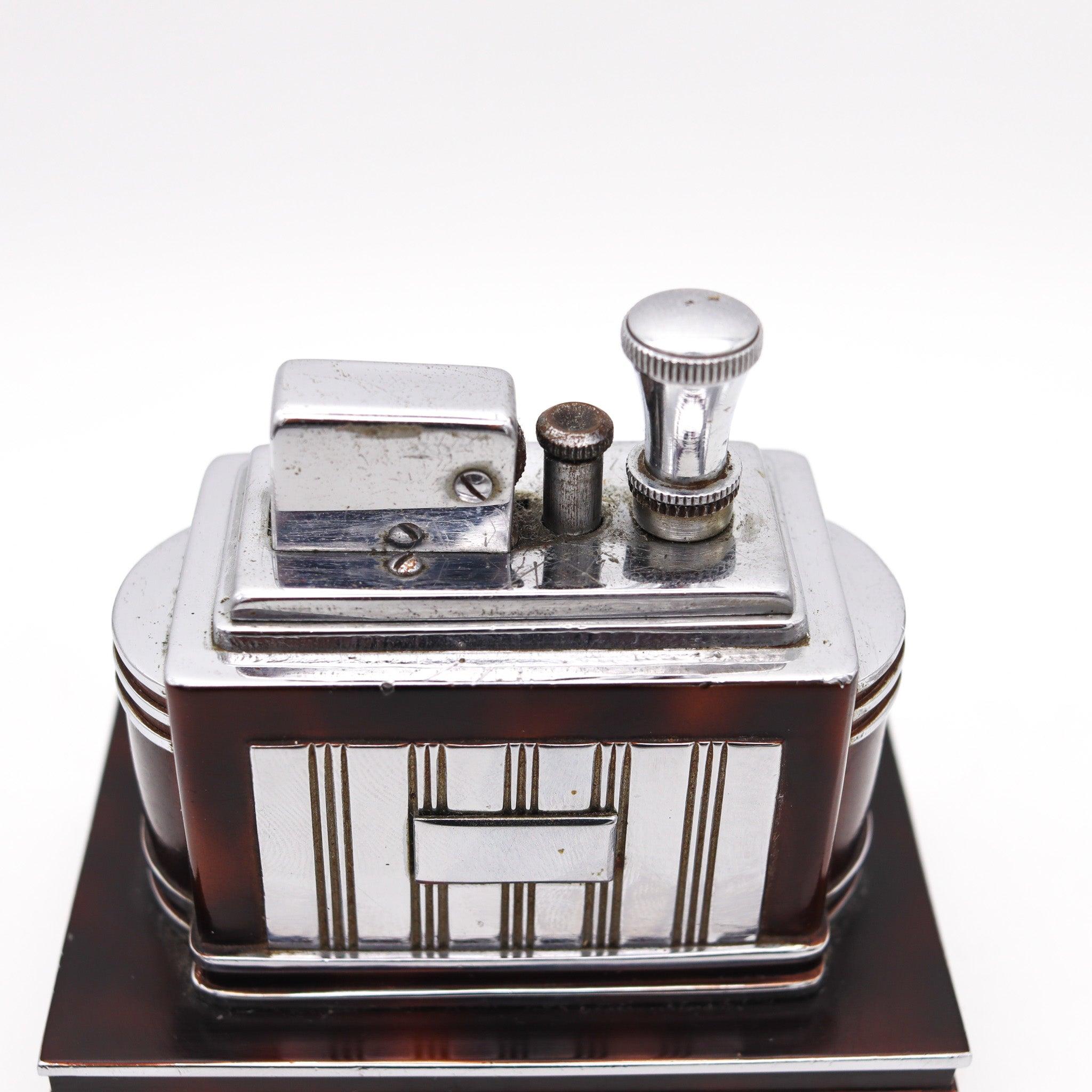 Deluxe desk lighter designed by Ronson.

This extremely rare Ronson Deluxe Classic Touch-Tip lighter was made in 1938 by the Ronson Art Metal Works Inc. located in Newark, New Jersey in the United States. This lighter began a very successful era for