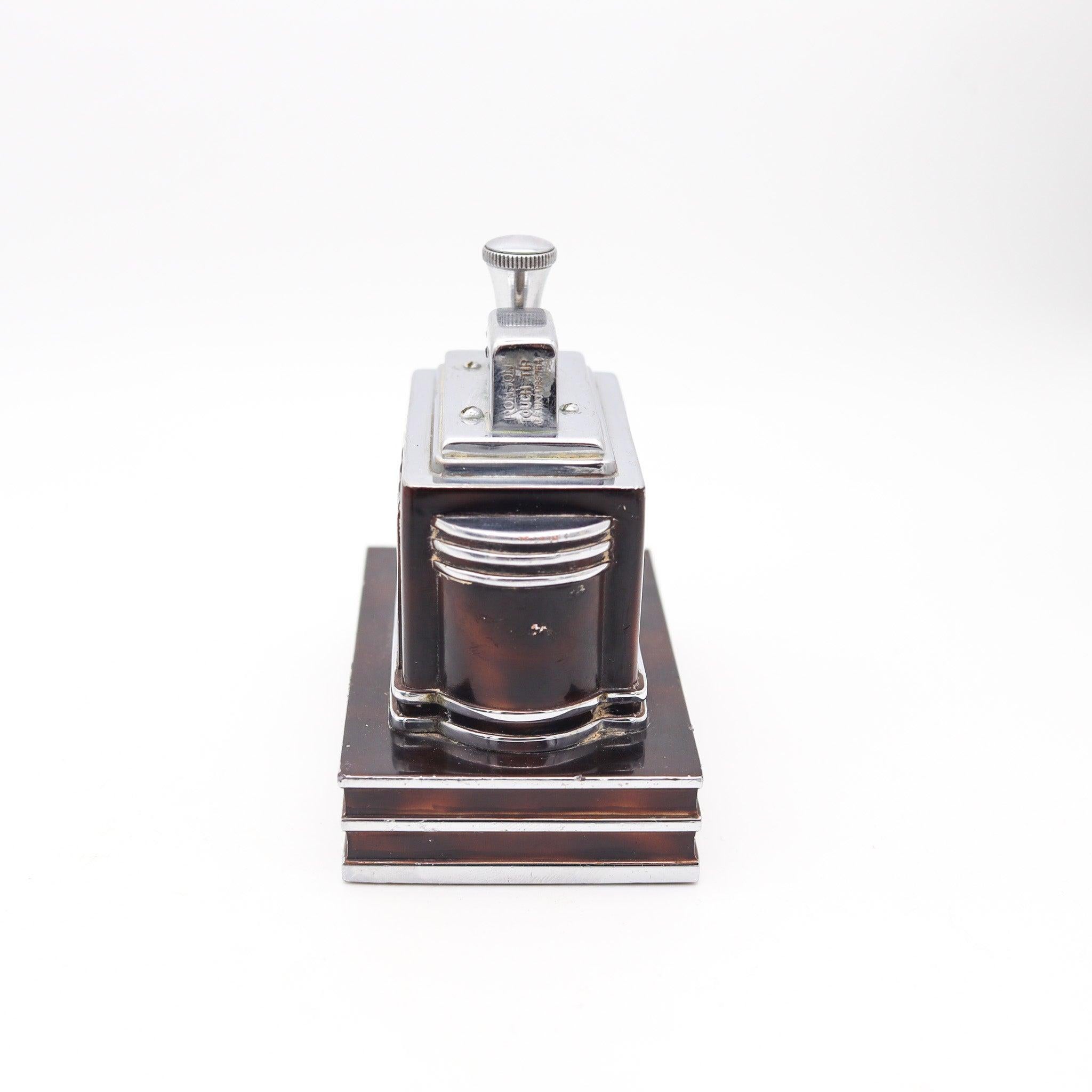 Accendino da tavolo deluxe progettato da Ronson.

Questo rarissimo accendino Ronson Deluxe Classic Touch-Tip è stato realizzato nel 1938 dalla Ronson Art Metal Works Inc. con sede a Newark, nel New Jersey, negli Stati Uniti. Questo accendino diede