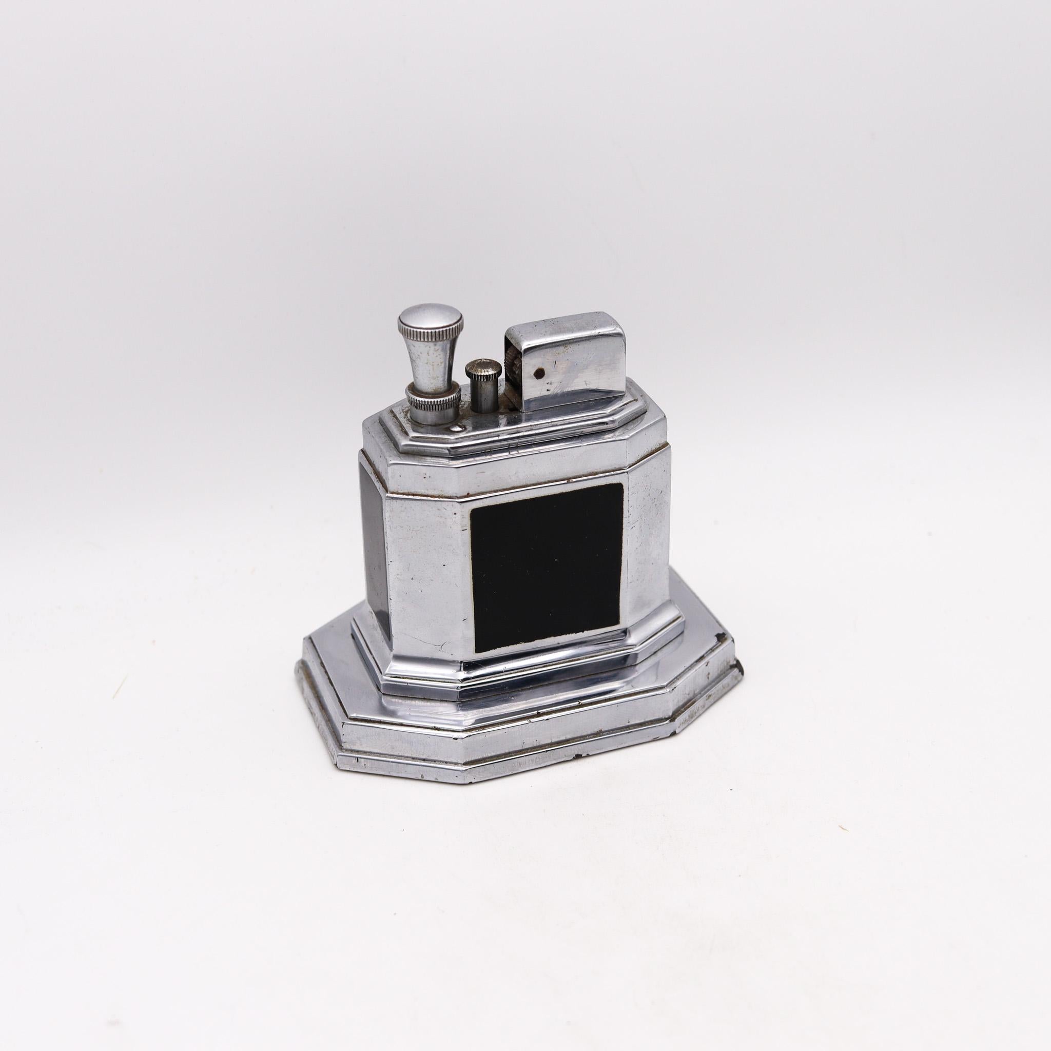 An Octette desk lighter designed by Ronson.

This Ronson Touch-Tip Octette table lighter was made between 1935 and 1951 by the Ronson Art Metal Works Inc. located in Newark, New Jersey in the United States. This lighter began a very successful era