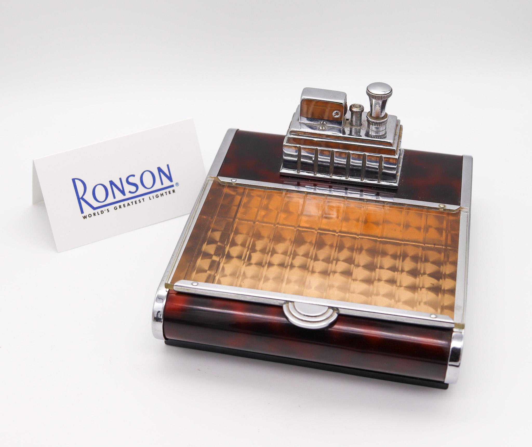 Art-déco-Spenderdose mit Feuerzeug von Ronson.

Eine außergewöhnliche und schöne Schreibtisch-Box, die in New Jersey Vereinigten Staaten von The Ronson Metal Works Co. während der Art-Deco-Periode, zurück in die 1939. Es handelt sich um eine sehr