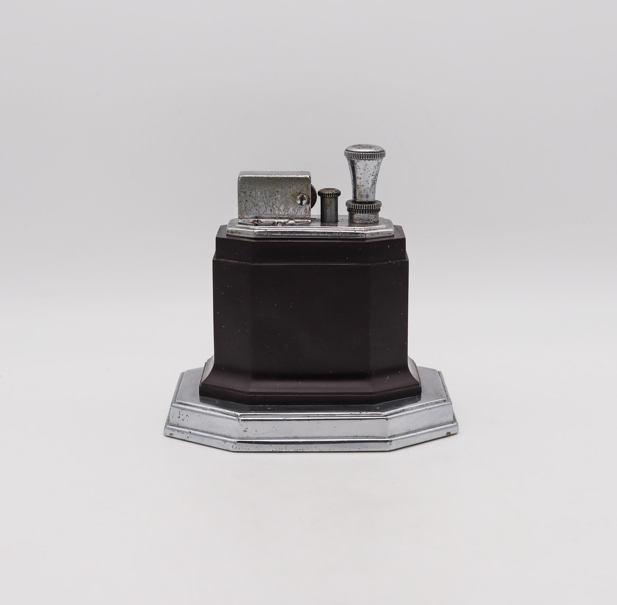 Un briquet de bureau Octette conçu par Ronson.

Ce briquet de table Ronson Touch-Tip Octette a été fabriqué entre 1935 et 1951 par la société Ronson Art Metal Works Inc. située à Newark, New Jersey aux États-Unis. Ce briquet a marqué le début d'une