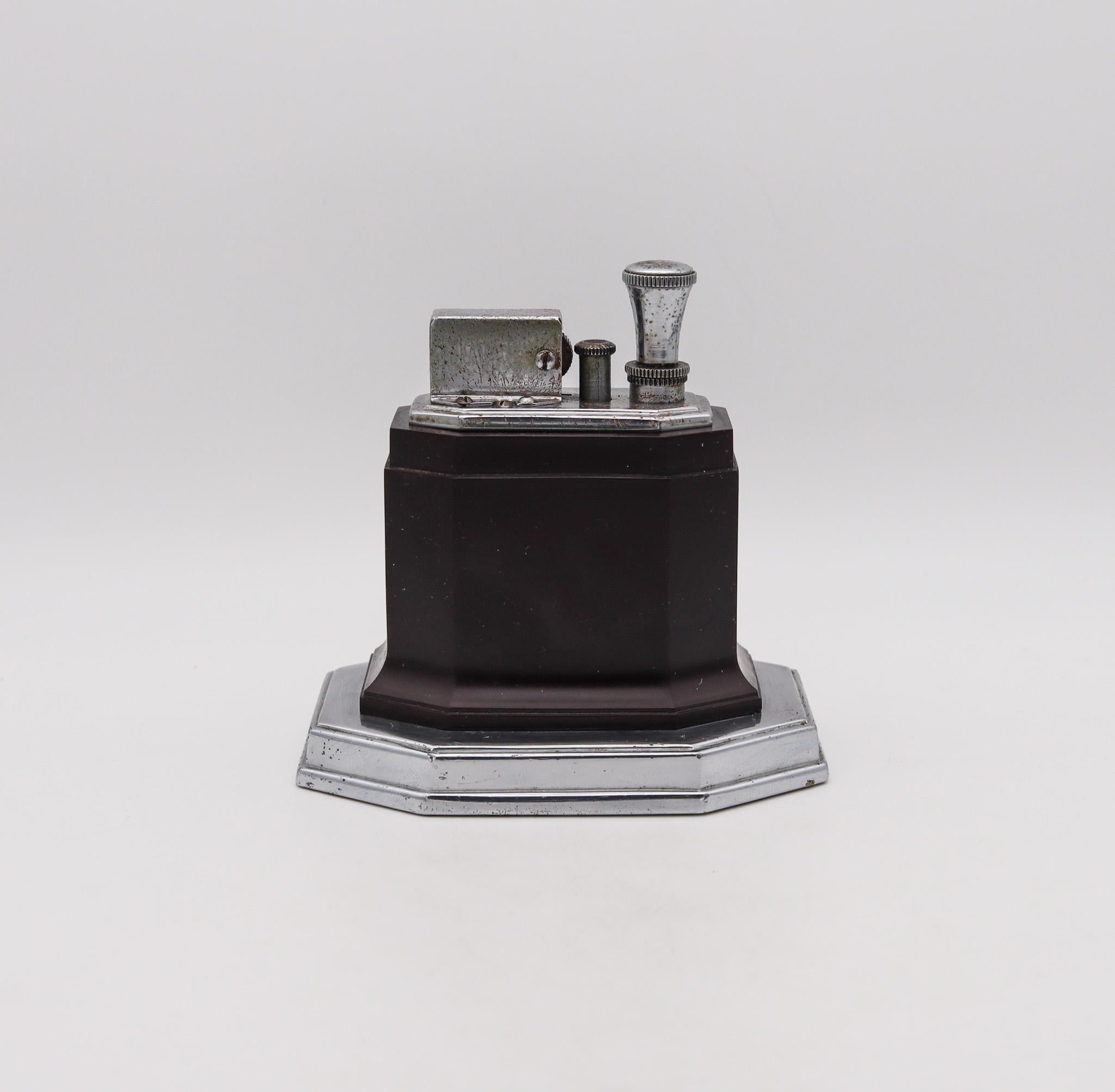 An Octette desk lighter designed by Ronson.

This Ronson Touch-Tip Octette table lighter was made between 1935 and 1951 by the Ronson Art Metal Works Inc. located in Newark, New Jersey in the United States. This lighter began a very successful era