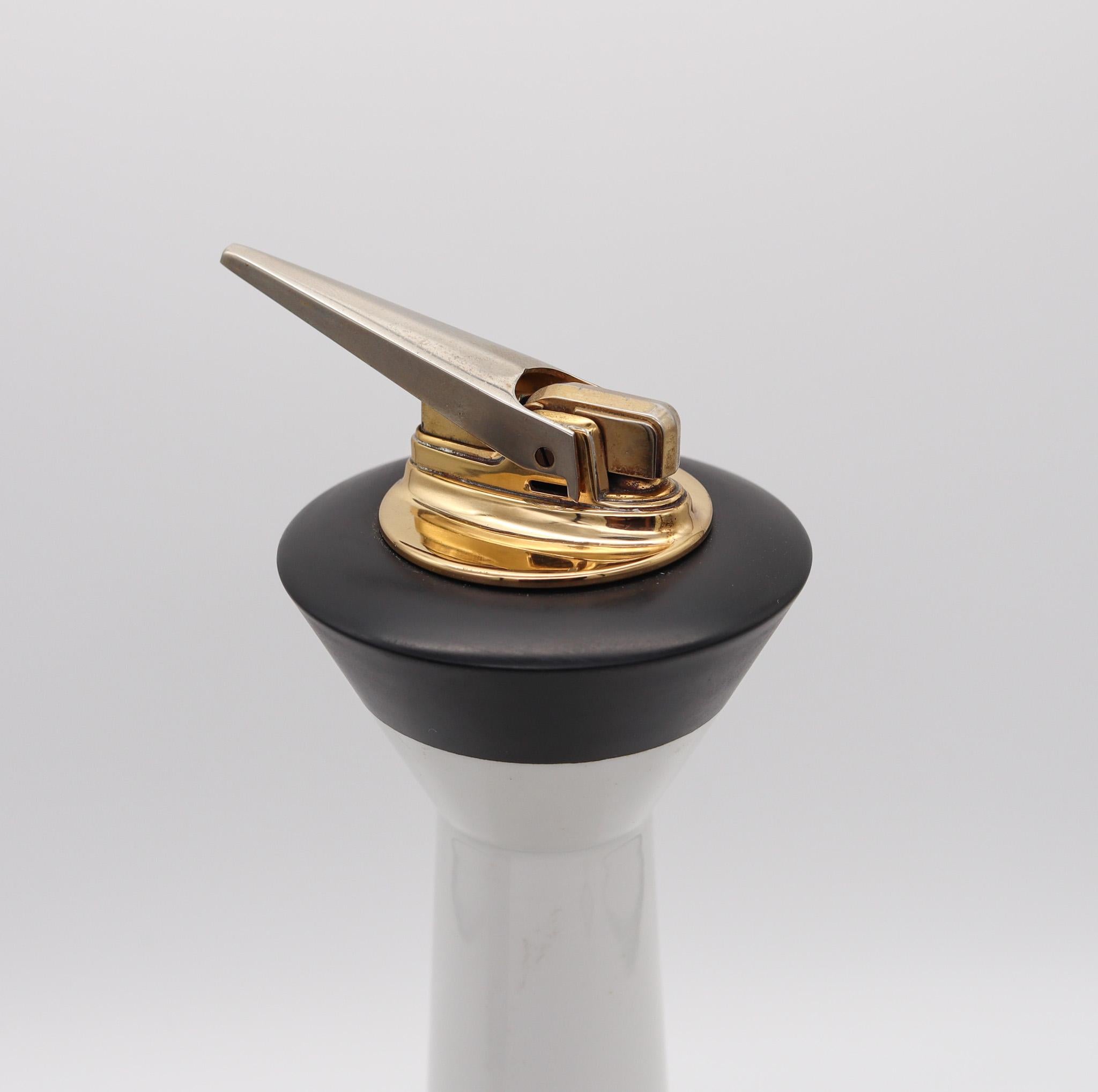 Benzinfeuerzeug für den Schreibtisch, entworfen von Harold Sitterle (1921-1993) für Ronson.

Fabelhaftes avantgardistisches Benzin-Tischfeuerzeug, 1954 von dem amerikanischen Künstler Harold Sitterle für die Ronson Company entworfen. Dieses