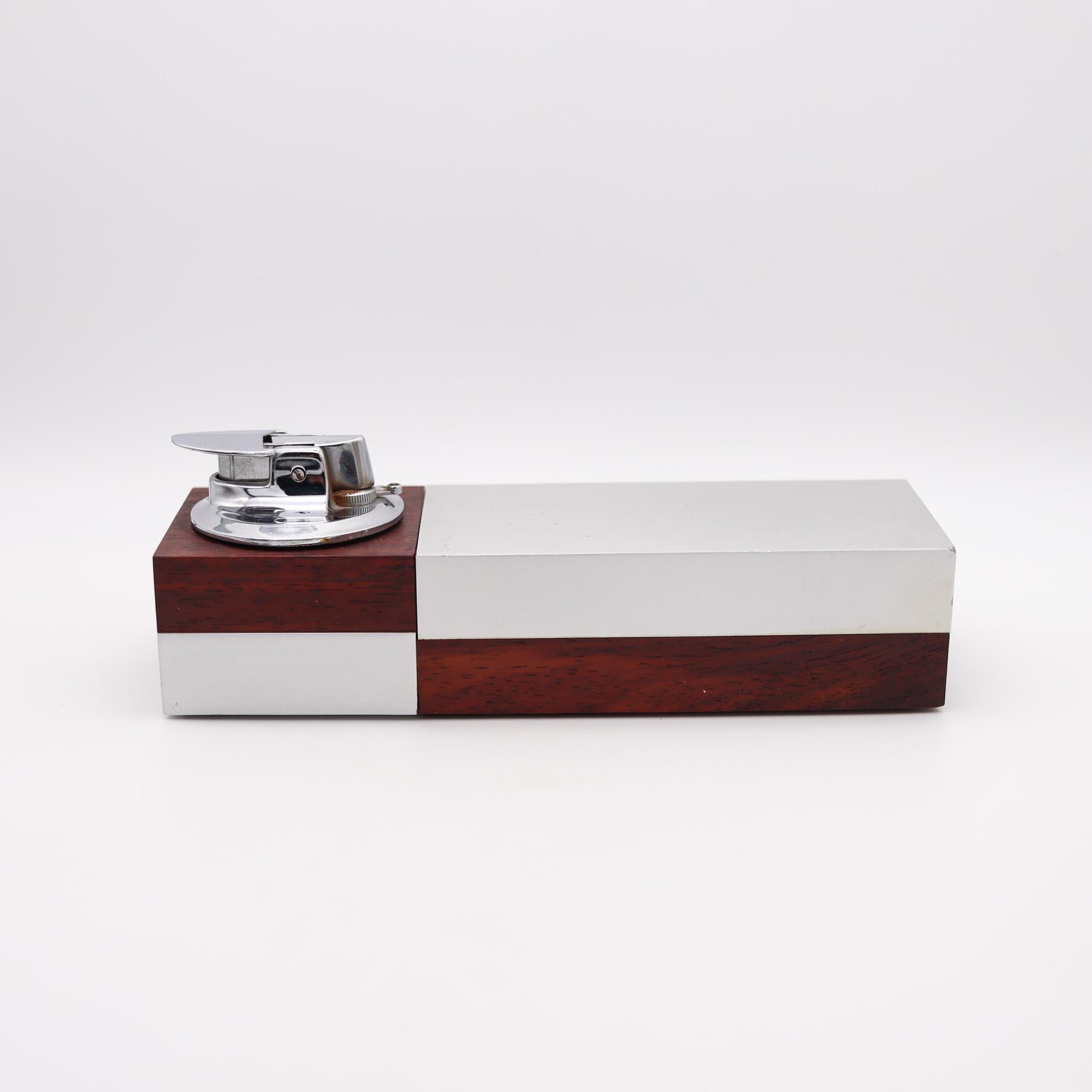 Boîte à cigarettes géométrique moderniste conçue par Ronson.

Une exceptionnelle et très belle boîte de bureau, créée en Allemagne de l'Ouest par The Ronson Co. pour Scandia. Cette pièce a été fabriquée au milieu du siècle dernier, dans les années