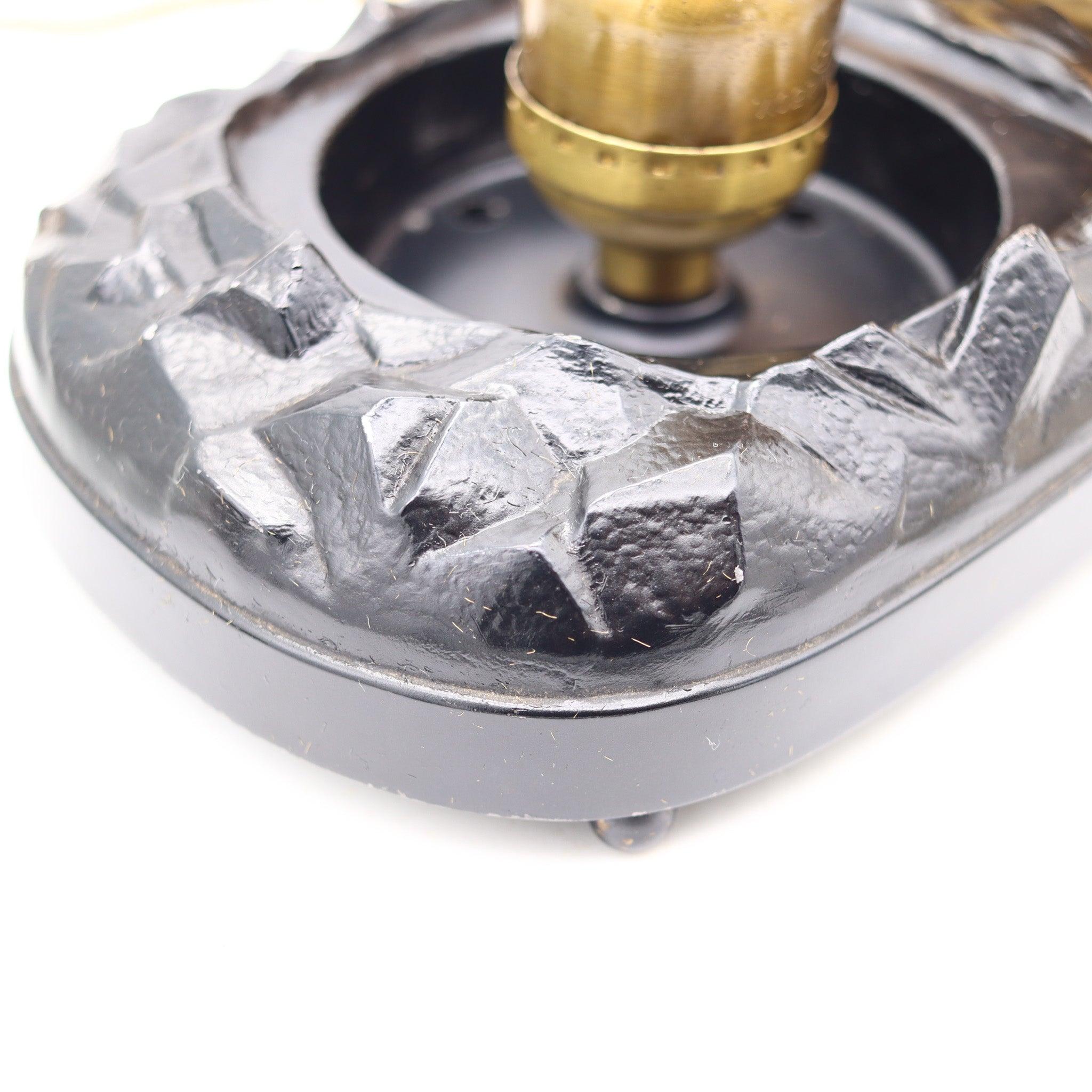 Une lampe de bureau conçue par Ronson.

Il s'agit d'une lampe de bureau Ronson extrêmement rare, fabriquée pendant la période art déco autour des années 1920. Elle a été fabriquée par la société Ronson Art Metal Works Inc. située à Newark, dans le