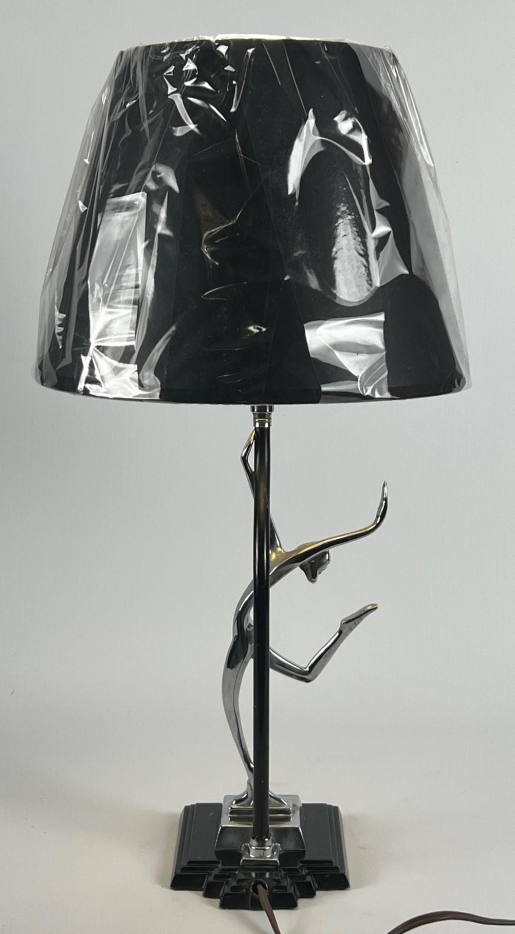 Milieu du XXe siècle Ronson Art Déco Lady Dancing table lampe chromée et noire très rare 14425 en vente