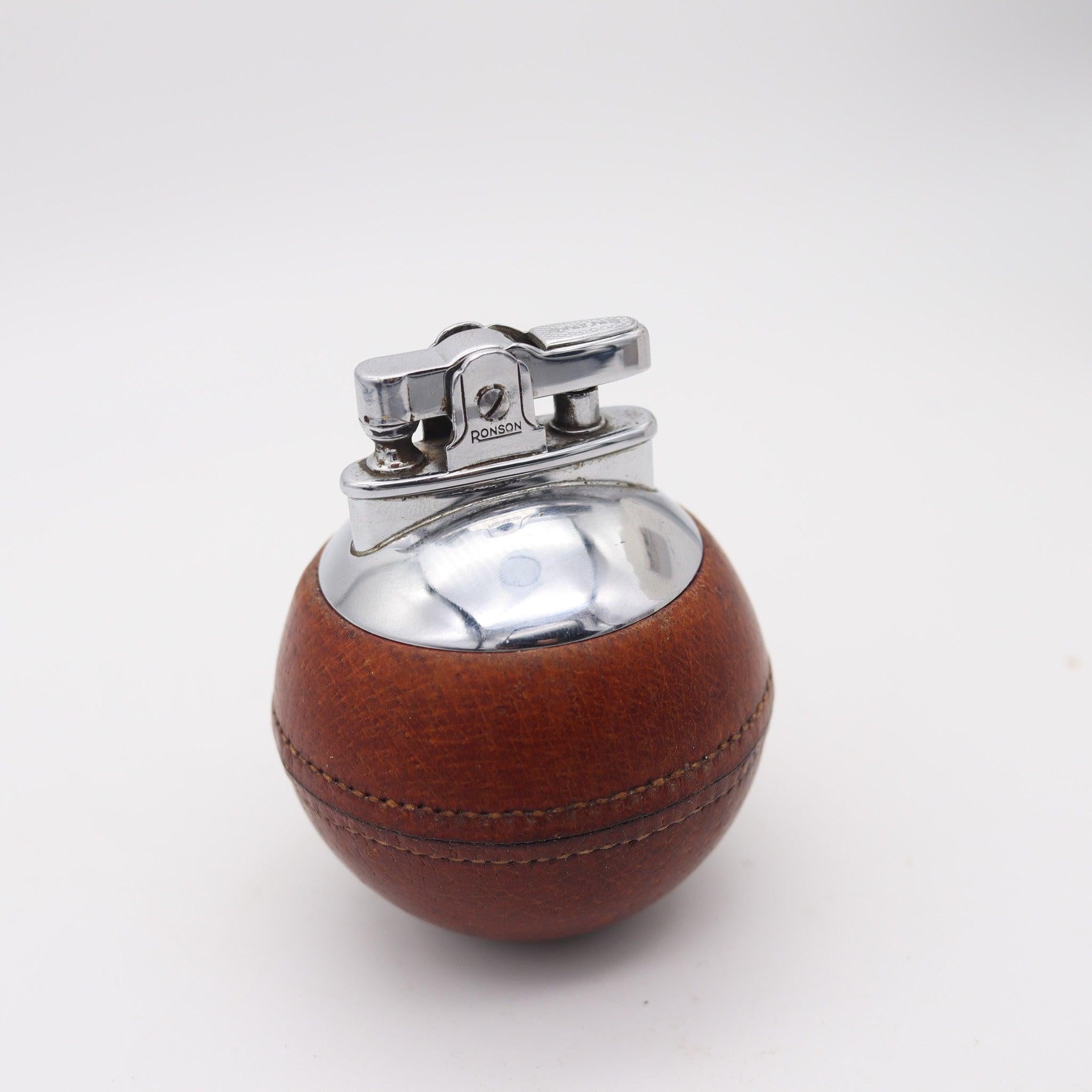 Un accendino da tavolo a sfera progettato da Ronson.

Bellissimo e rarissimo accendino da tavolo RonDeLight, creato in Inghilterra da The Ronson Lighter Co. durante il periodo art déco, nel 1929. Si tratta di un accendino molto particolare,