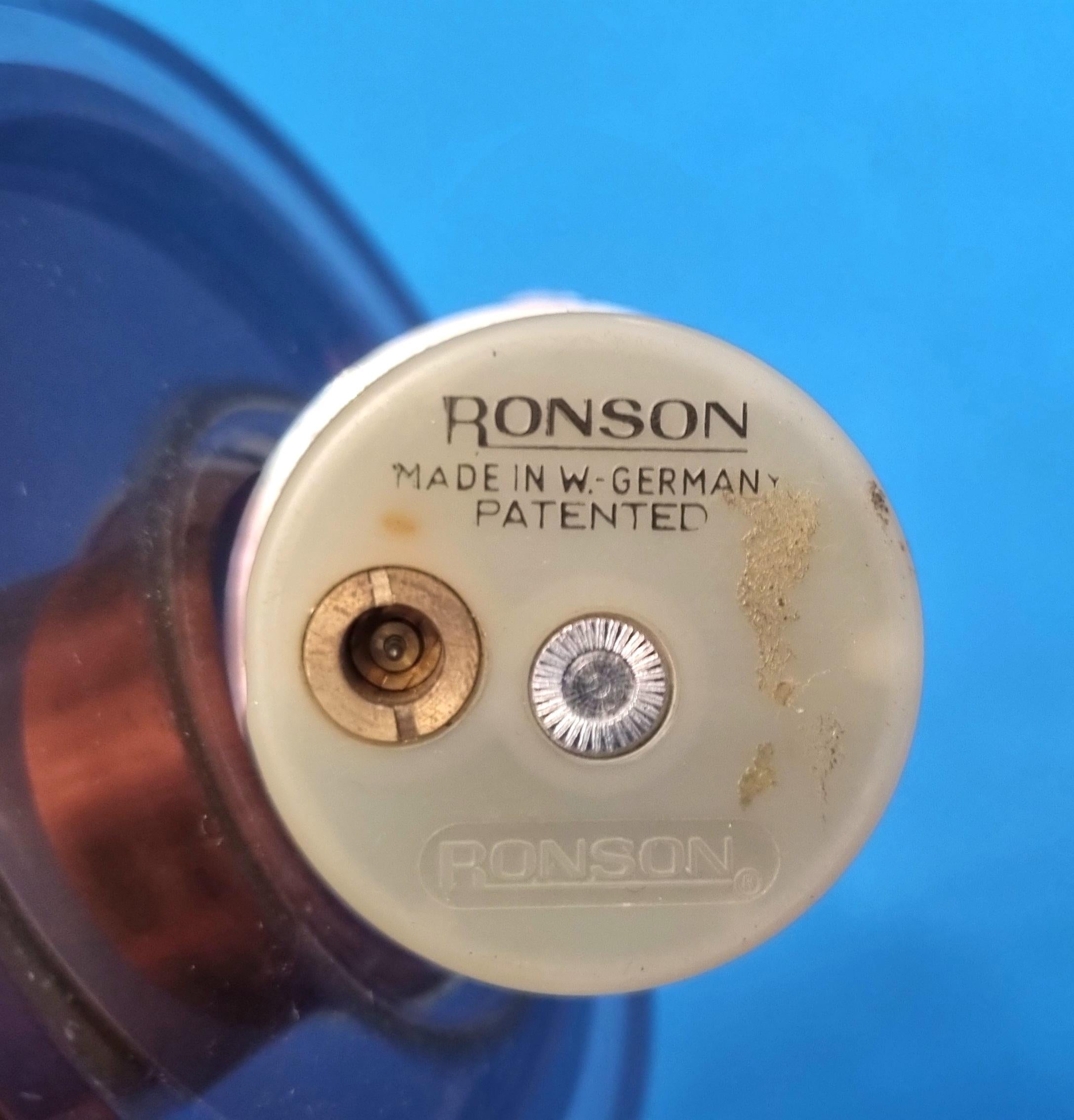 Ronson rare plexiglass floor lighter from the 70s For Sale 2