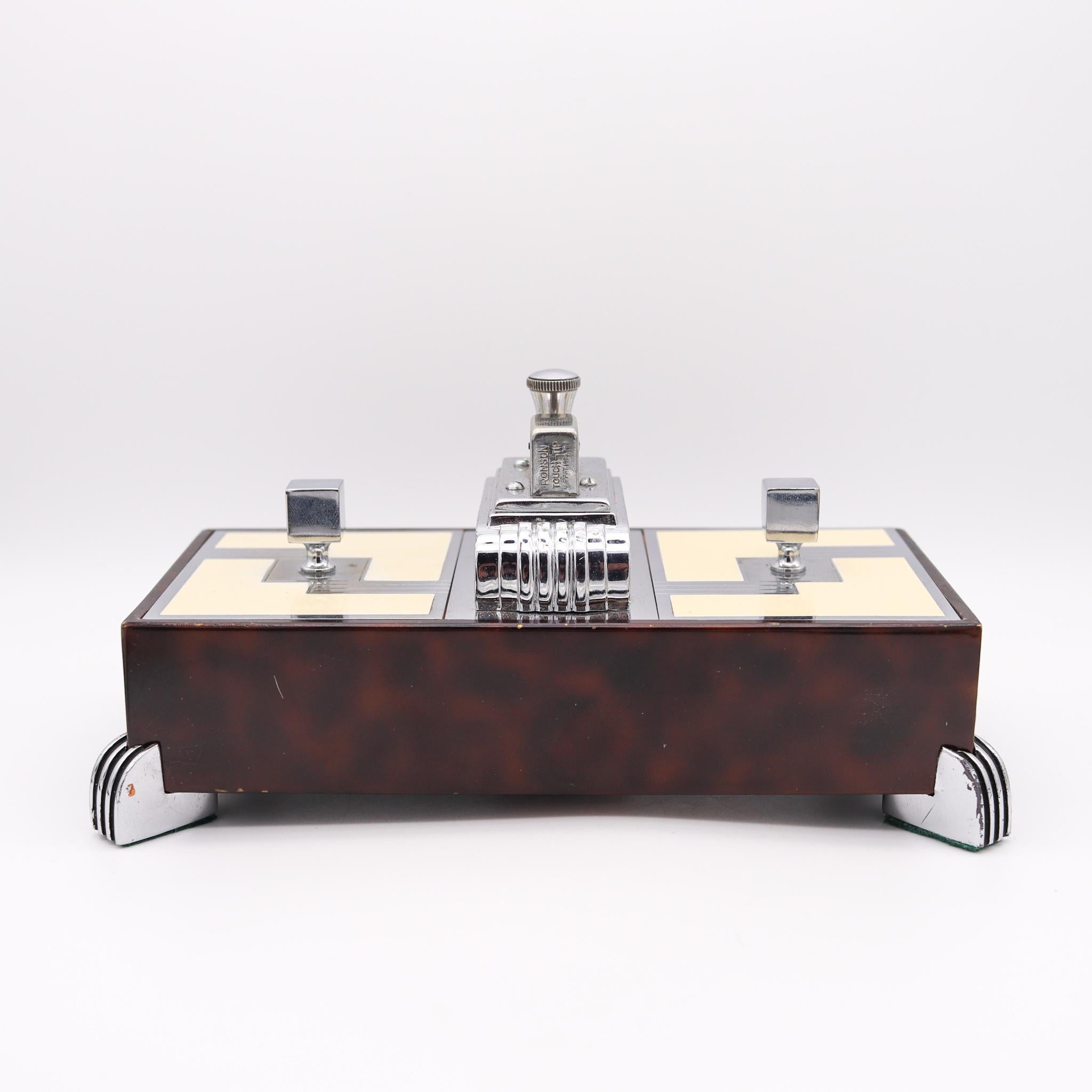Desk double box with lighter designed by Ronson.

An exceptional and very beautiful desk box, created in New Jersey United States by The Ronson Co. during the art deco period, back in the 1935. This is a rare double box with two lids with square