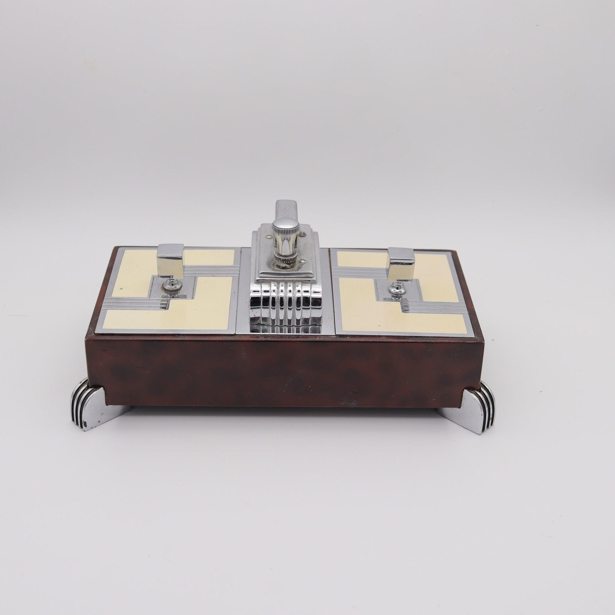 Boîte de bureau double avec briquet, conçue par Ronson.

Une exceptionnelle et très belle boîte de bureau, créée dans le New Jersey aux Etats-Unis par The Ronson Co. durant la période art déco, dans les années 1935. Il s'agit d'une rare boîte double