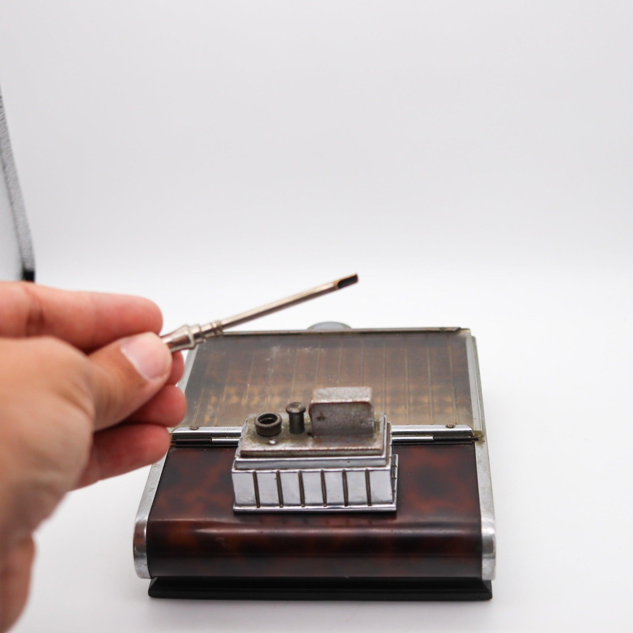 Mid-20th Century RONSON USA 1939 Art Deco Lacquered Cigarette Dispenser Desk Box Touch Tip Light