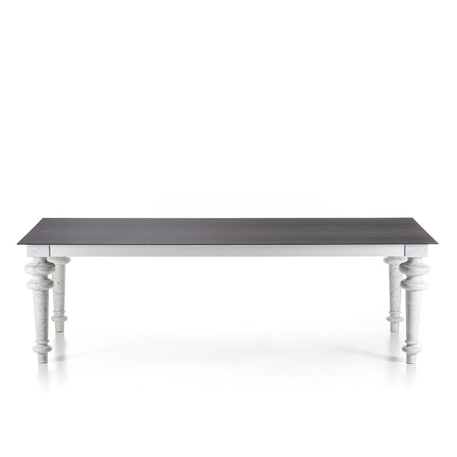 Table de salle à manger Rony avec plateau en fer ciré, épaisseur 4mm,
fixé sur un cadre supérieur en chêne laqué blanc et sur 4 pieds
en marbre blanc poli de Carrare.
Également disponible avec un plateau en marbre de Carrare blanc, d'une