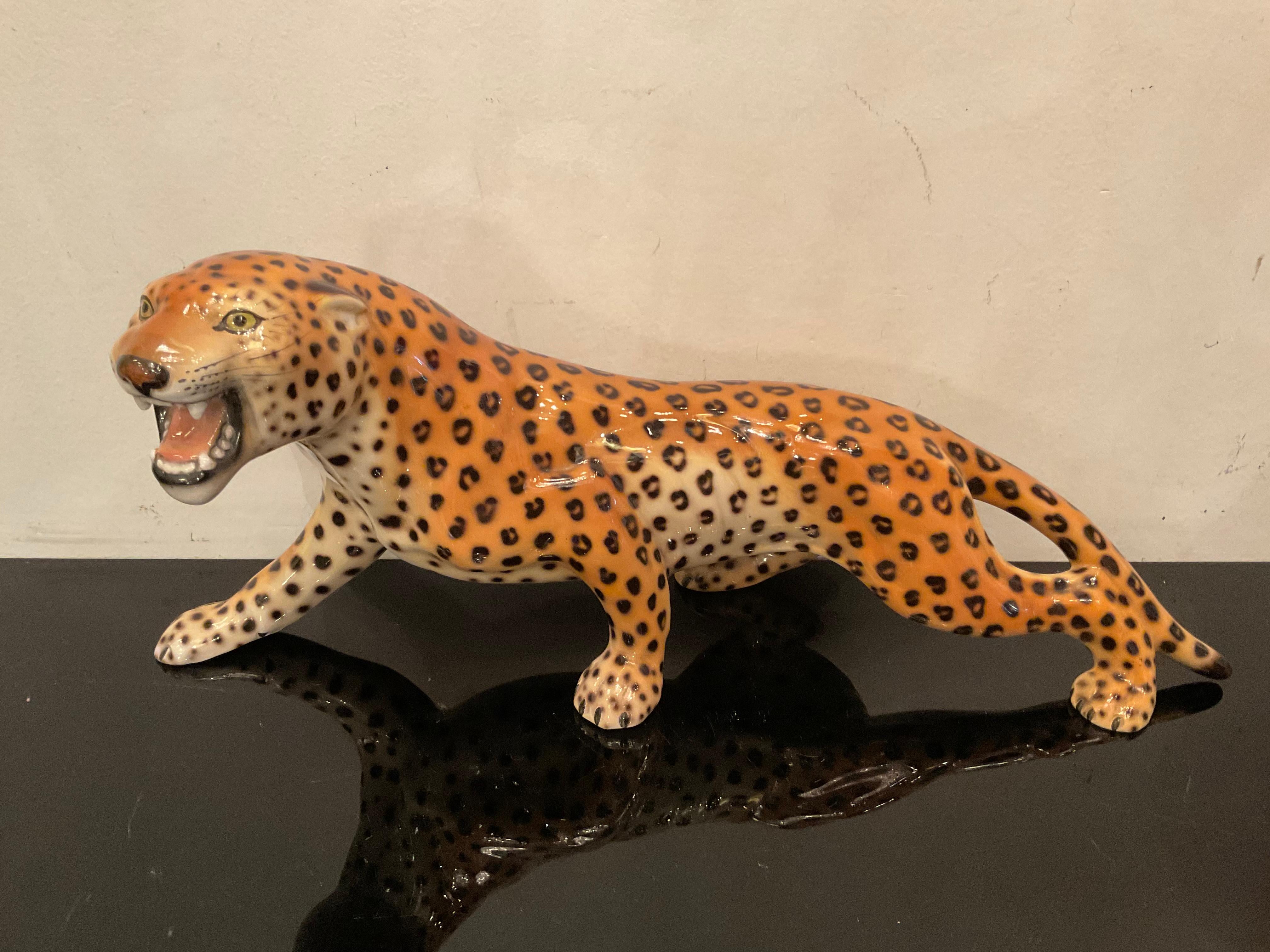 RONZAN, epigono di una delle fabbriche di ceramiche italiane più famosa per qualità, disegno e bellezza tra le 2 guerre del xx secolo, LENCI.
Eccelsa qualità questa tigre e dipinta a mano e reca il marchio RONZÁN, sotto una delle zampe .