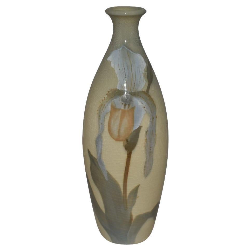 Rookwood 1901 Art Pottery Iris Glaze Painted White Orchid Vase 796B Schmidt en vente