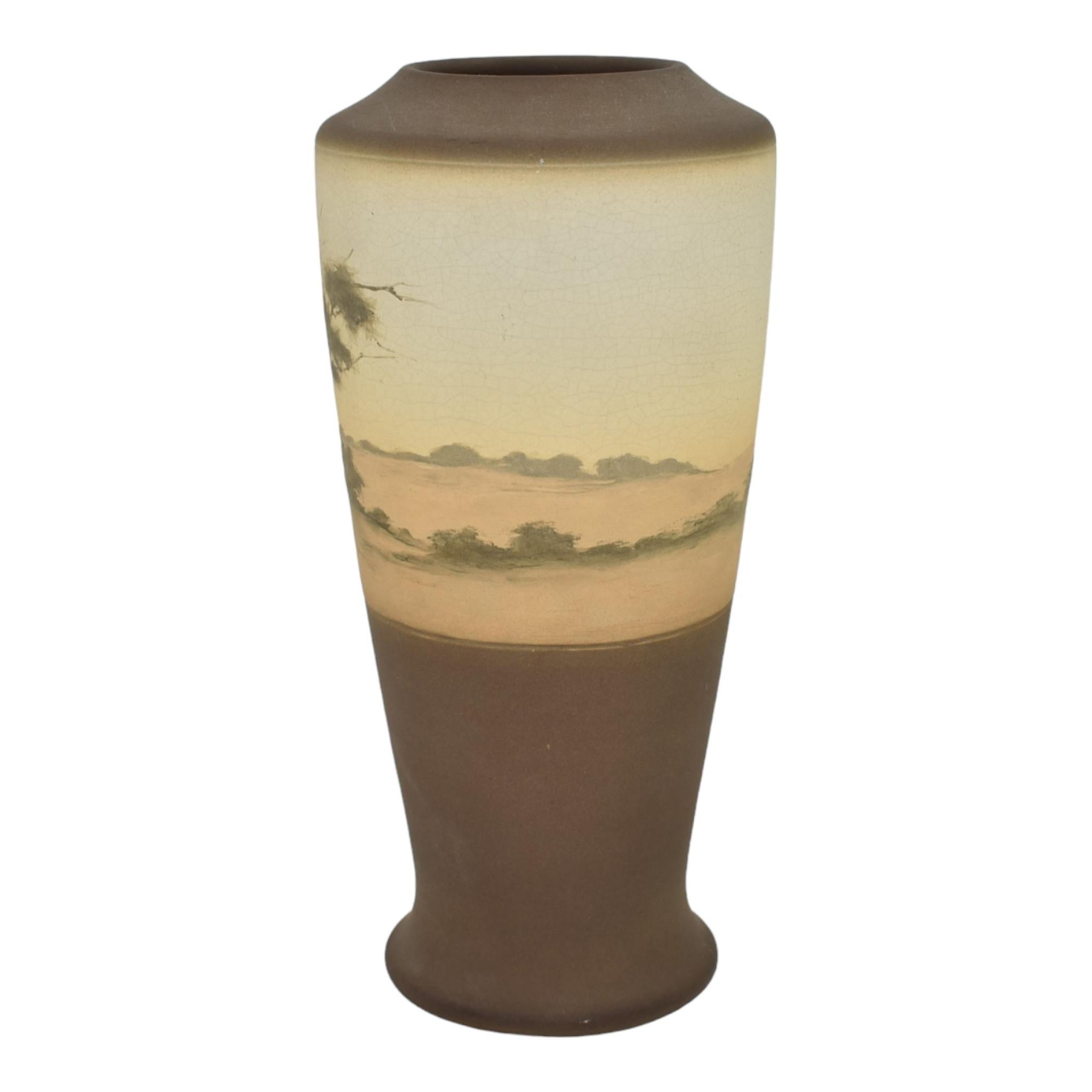 Rookwood 1912 Art Pottery dekoriert grün Vellum Scenic Brown Vase 1663D Asbury 
Seltene und wunderschöne Vase aus grünem Vellum, handbemalt mit einer malerischen Landschaft von Lenore Asbury aus dem Jahr 1912. 
Wunderschöne Farben und hochwertige