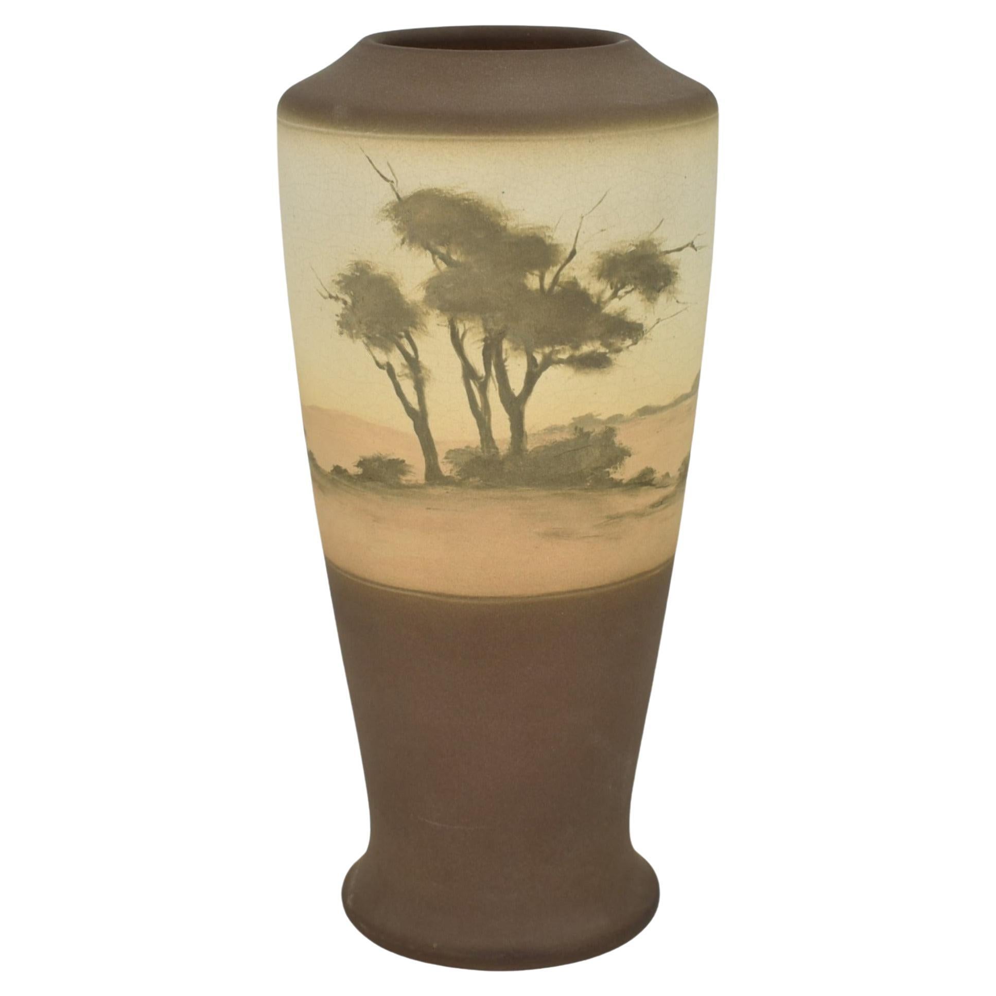 Rookwood 1912 Art Pottery dekoriert grün Vellum Scenic Brown Vase 1663D Asbury  im Angebot