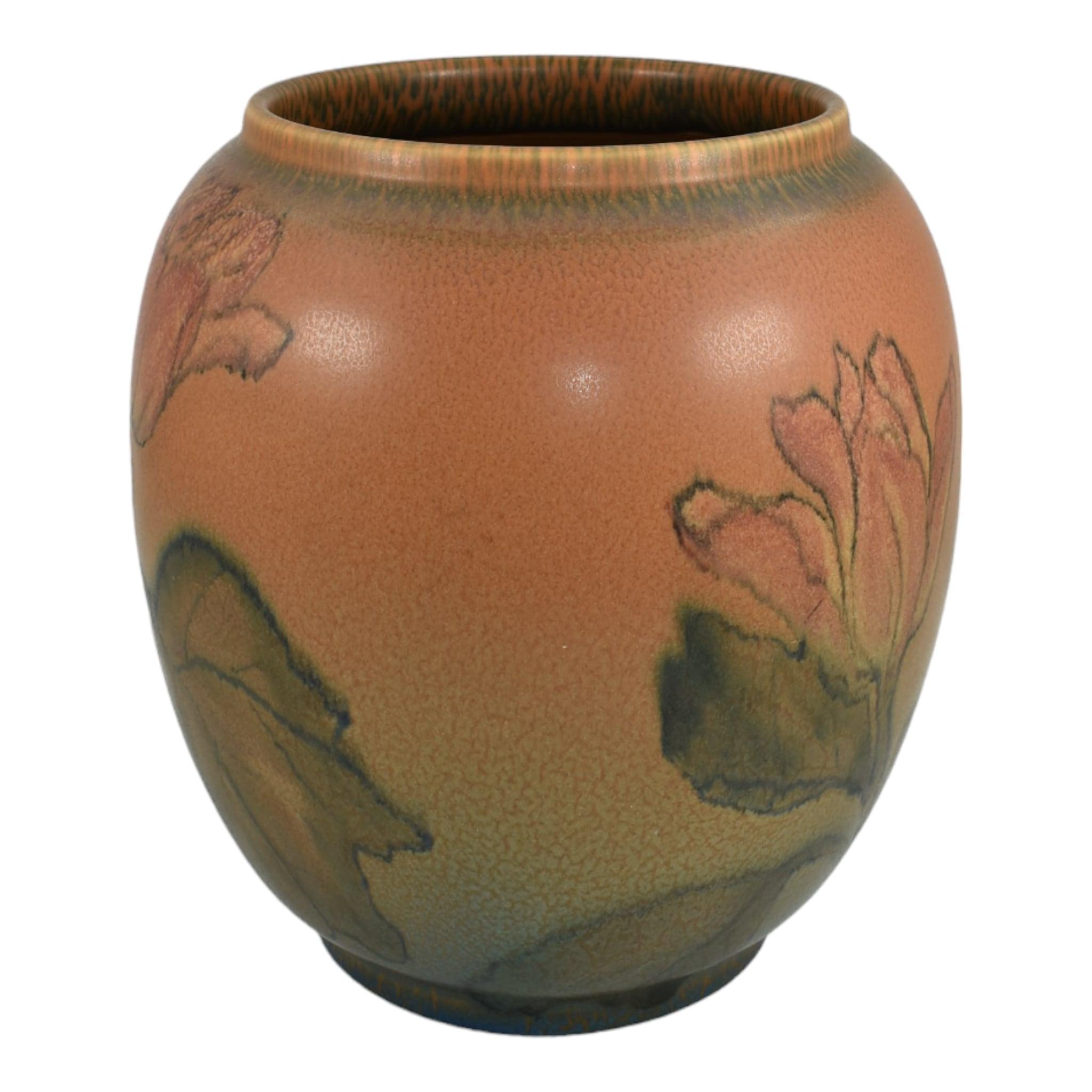 Rookwood 1924 Vintage Art Pottery Orange Vellum Keramische Vase 2245 (Lincoln)
Große und beeindruckende bauchige Vase mit einem außergewöhnlichen Blumenmuster, das 1924 von Elizabeth Lincoln handgemalt wurde.
Ausgezeichneter Originalzustand. Keine