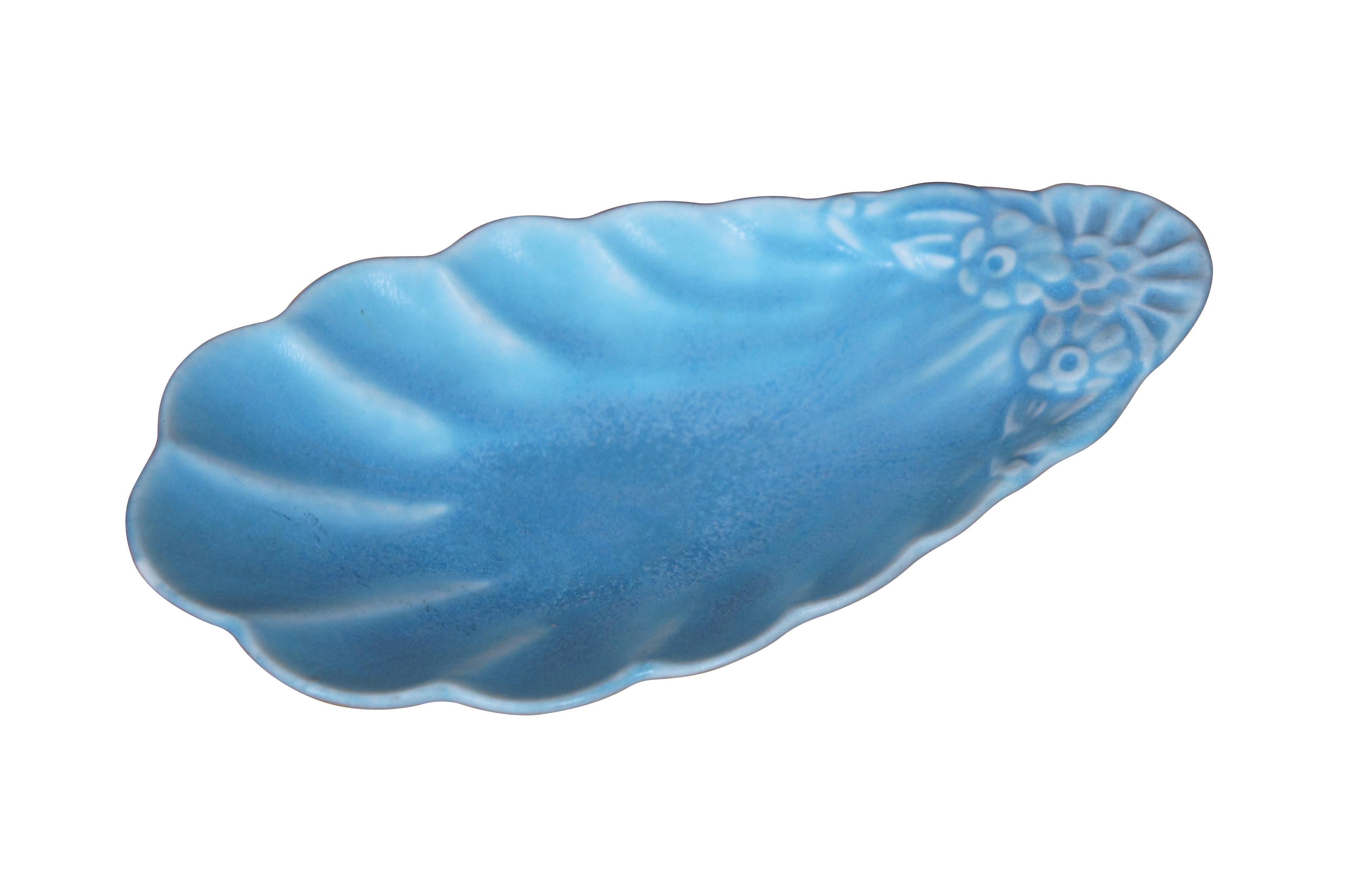 Assiette / plat à langer / compotier Rookwood du milieu du siècle présentant un coquillage festonné et un motif floral et une glaçure bleu clair / turquoise.  Ce plat a été conçu à l'origine par Arthur Conant.  Forme 6390.  Vers 1944 XLIV.

Arthur