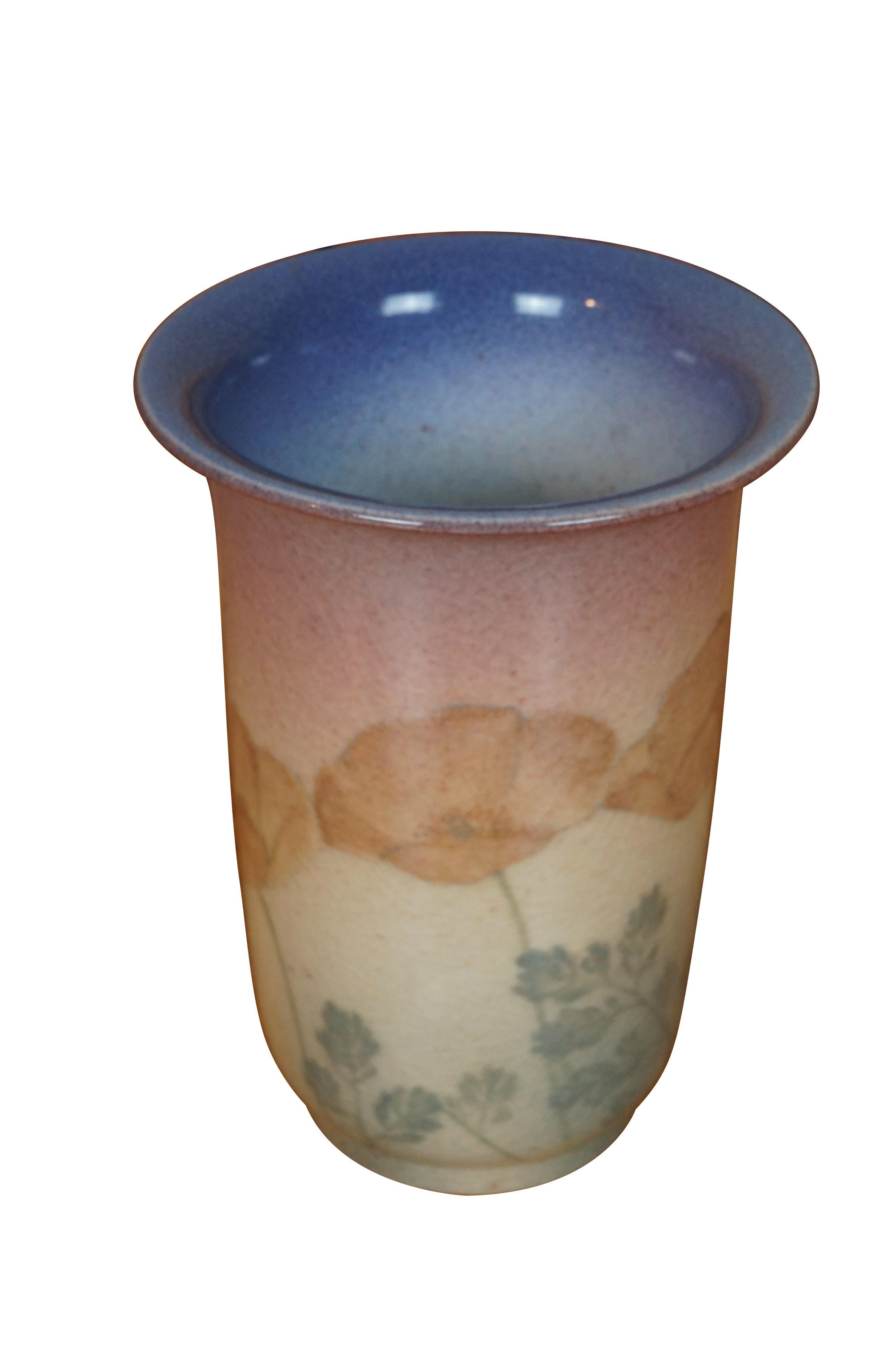Urne de cheminée / vase à bourgeons Rookwood Kataro Shirayamadani du milieu du siècle, présentant un thème floral de coquelicots.  Code de forme 707, taille A, signé en japonais par l'artiste.

Dimensions :
5,25