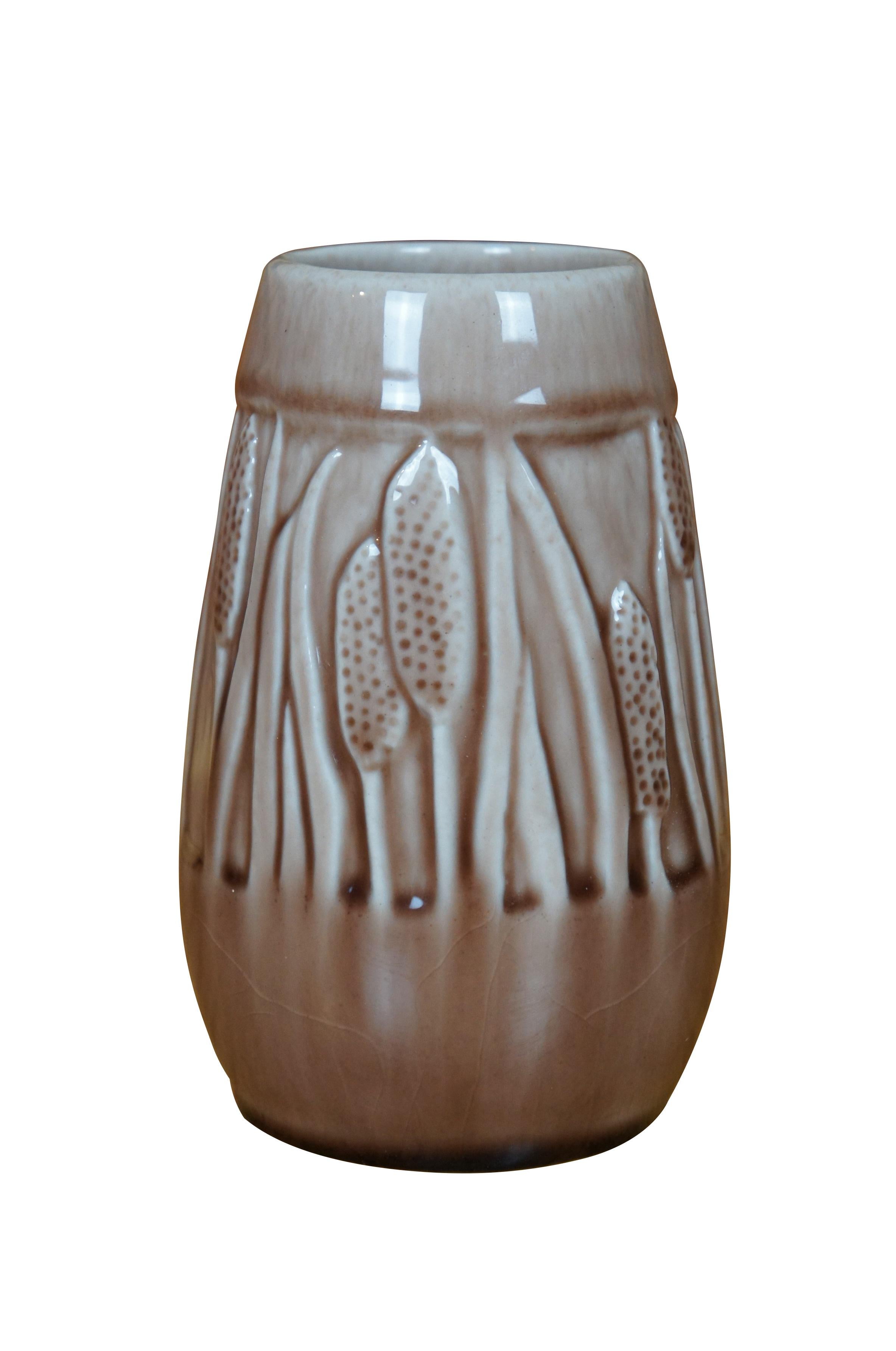 Mid-Century moderno Rookwood 1949 XLIX 2592 Cattail Flower Vaso a bocciolo con smaltatura marrone 5