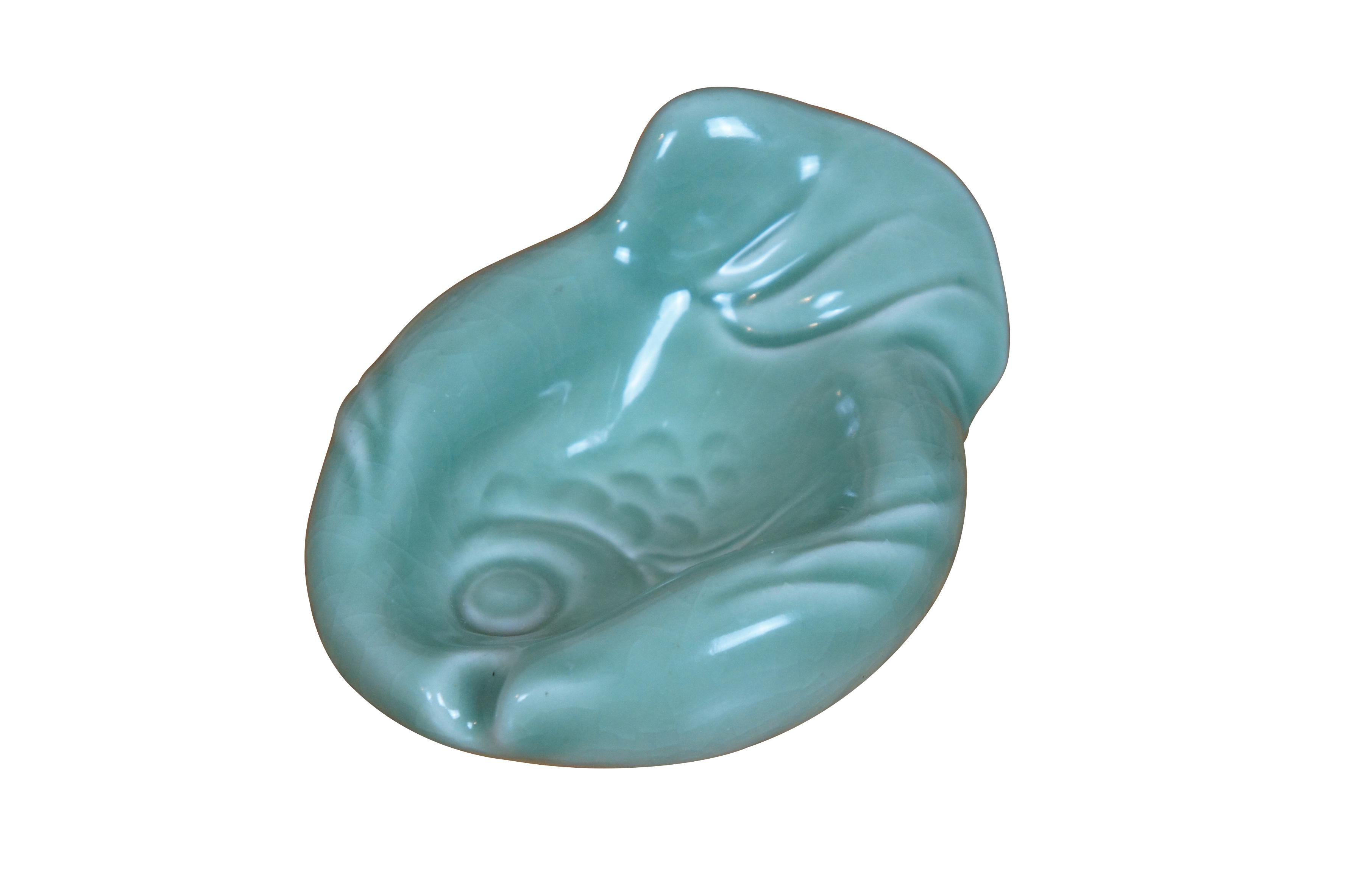 Seltene Mitte des Jahrhunderts Rookwood Fisch Aschenbecher / Kompott / Schale mit einem teal / Meerschaum grün / hell türkis Glasur.  Circa XLIX = 1949.  Form 6964.  Größe B.

Abmessungen:
5,75