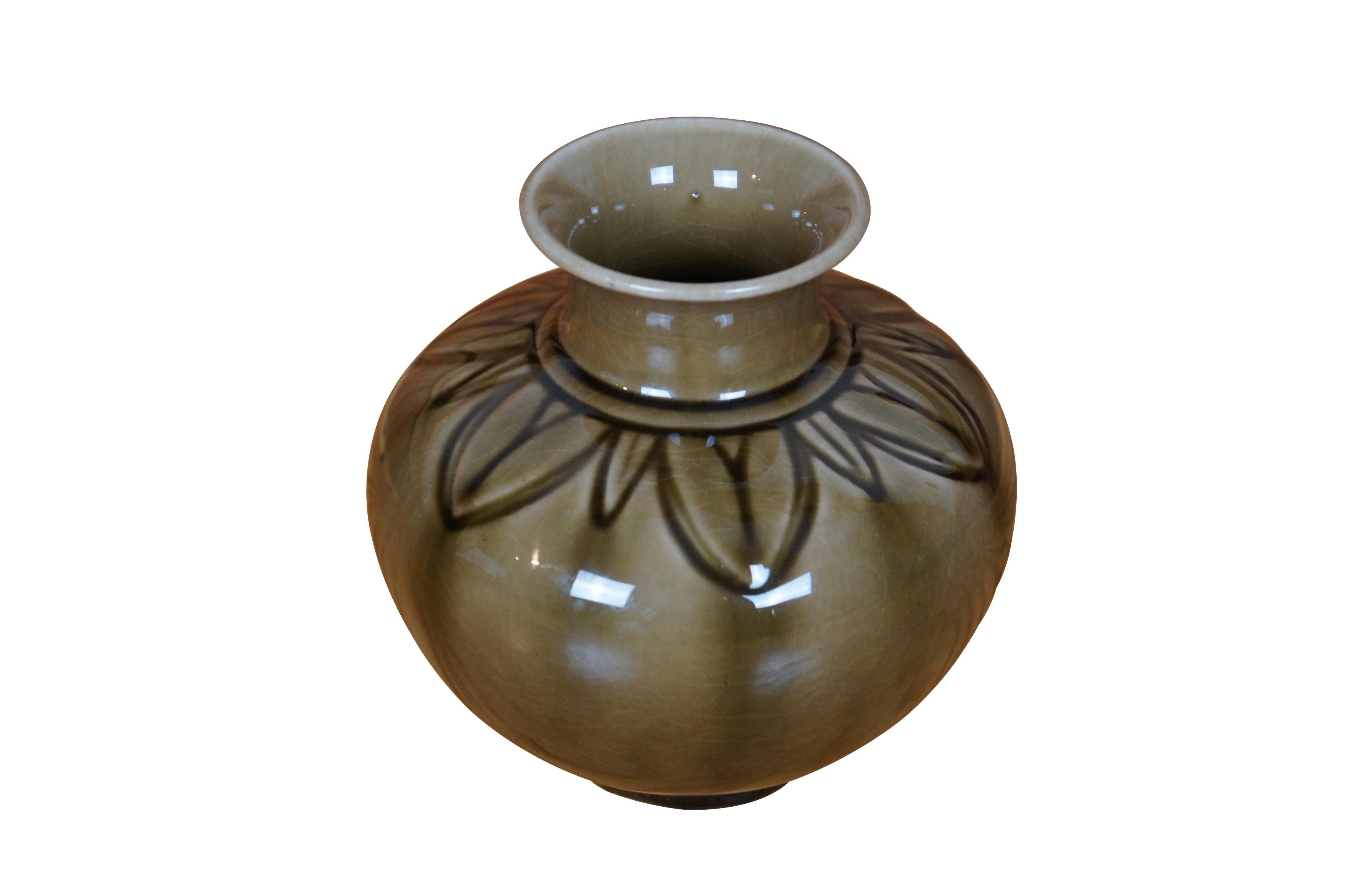 Vaso di gemme Rookwood della metà del secolo scorso, circa 1951, con corpo a bulbo e disegno geometrico di foglie d'acanto.  Marcato 7062, LI - 1951.

Dimensioni:
5