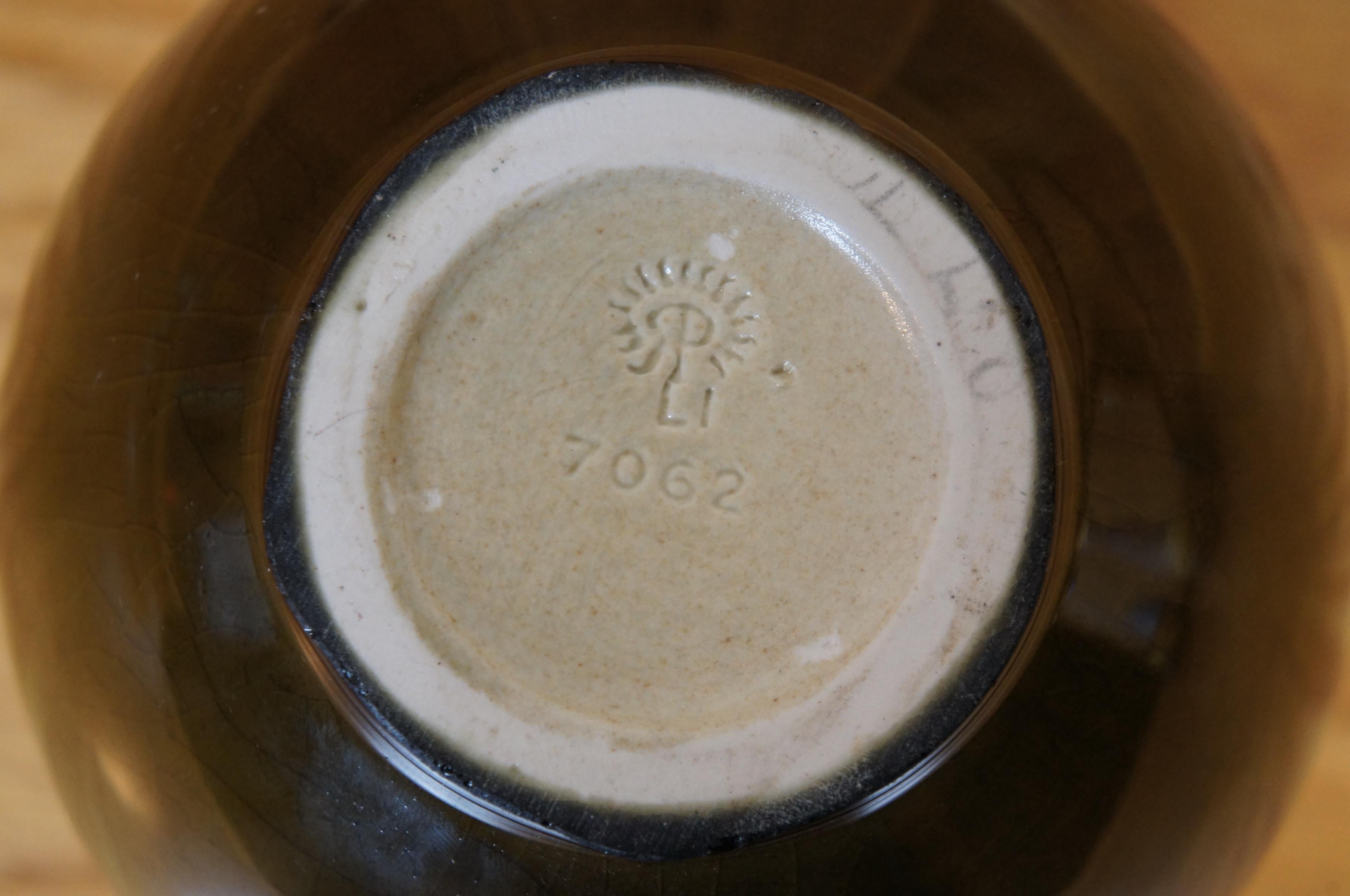 Metà XX secolo Rookwood 1951 LI 7062 Vaso a bocciolo bulboso con smaltatura verde e marrone, 5
