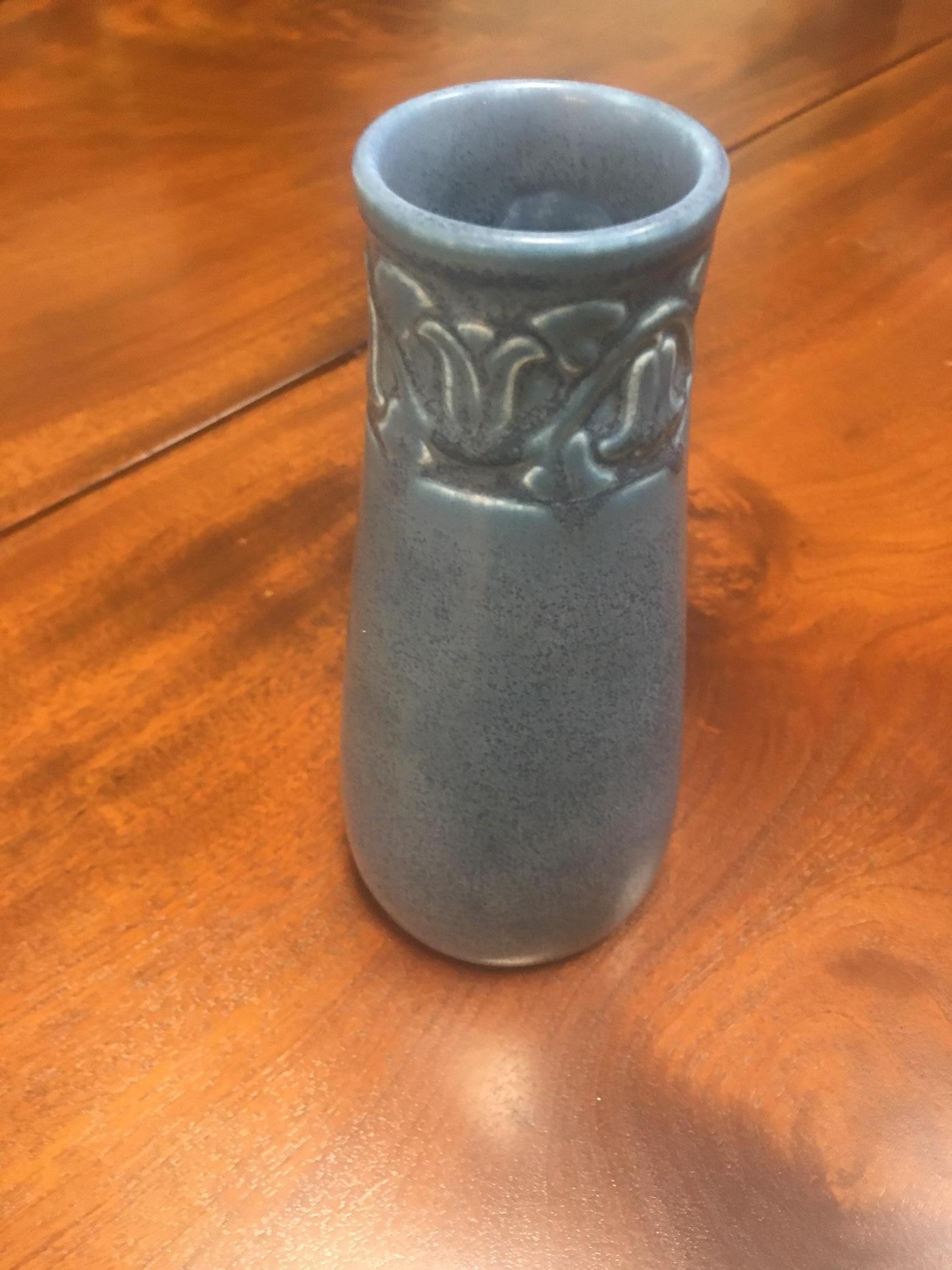 Jarrón de capullos con diseño de campanillas azules aéreas de Rookwood American Art Pottery c1928 en venta 3